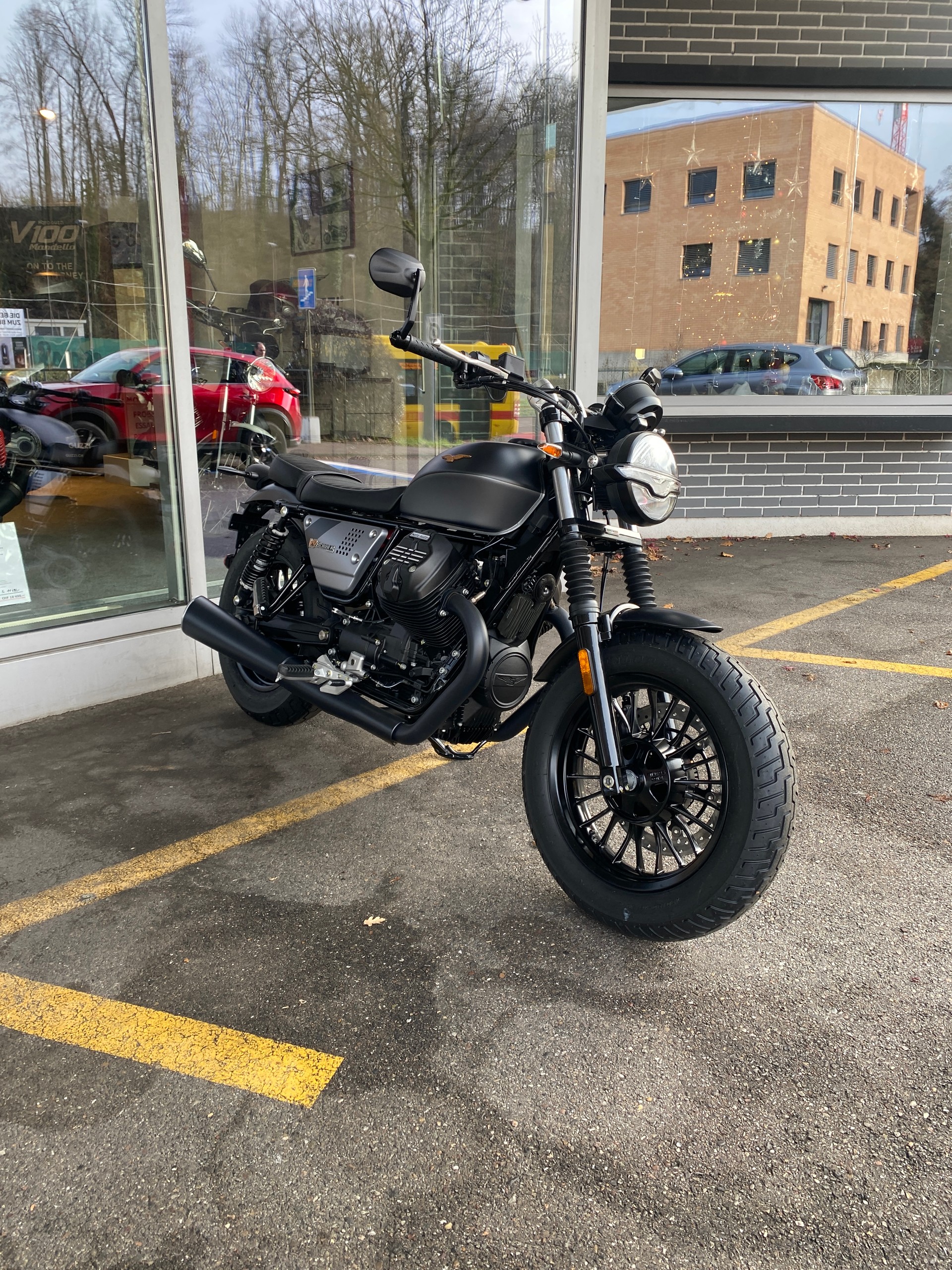 MOTO GUZZI V9 850 Bobber Special Edition-showroom-element-3