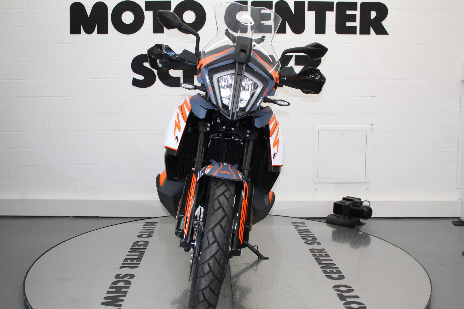 KTM 890 Adventure-showroom-element-3