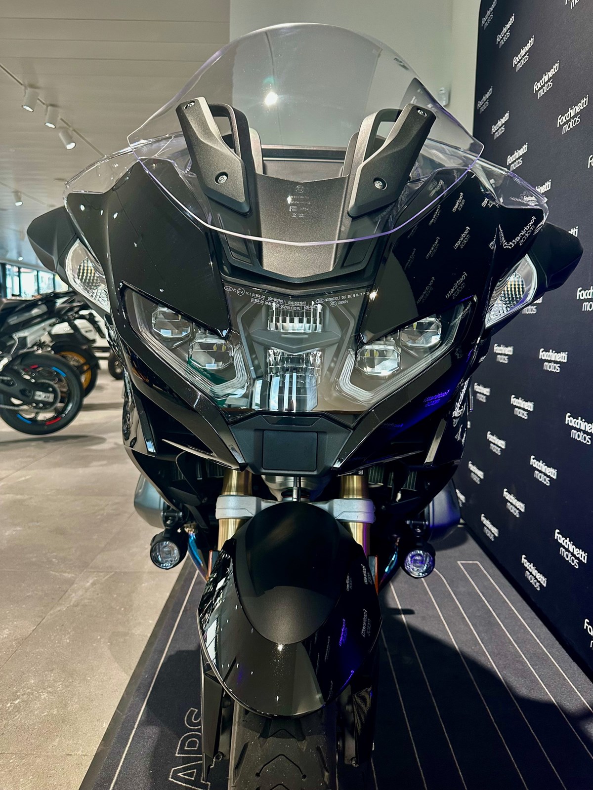 BMW R 1250 RT Triple Black-showroom-element-3