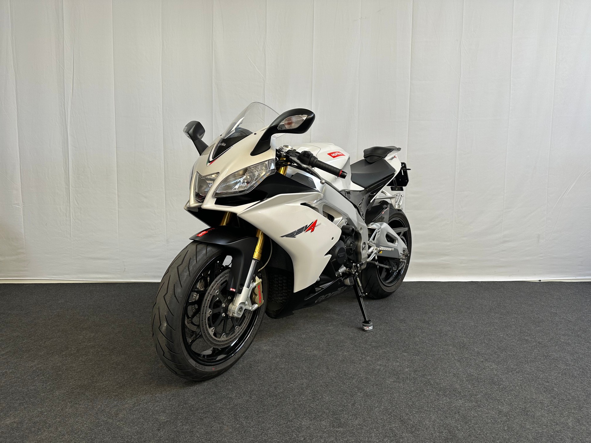 APRILIA RSV4 R APRC-showroom-element-2