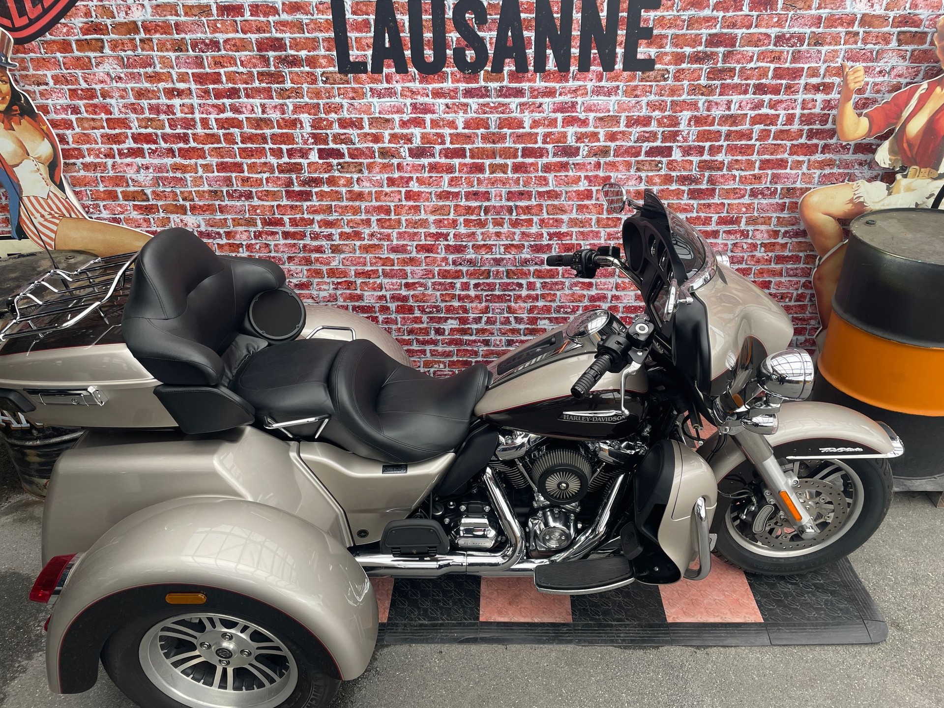 HARLEY-DAVIDSON FLHTCUTG Tri Glide Ultra-showroom-element-2