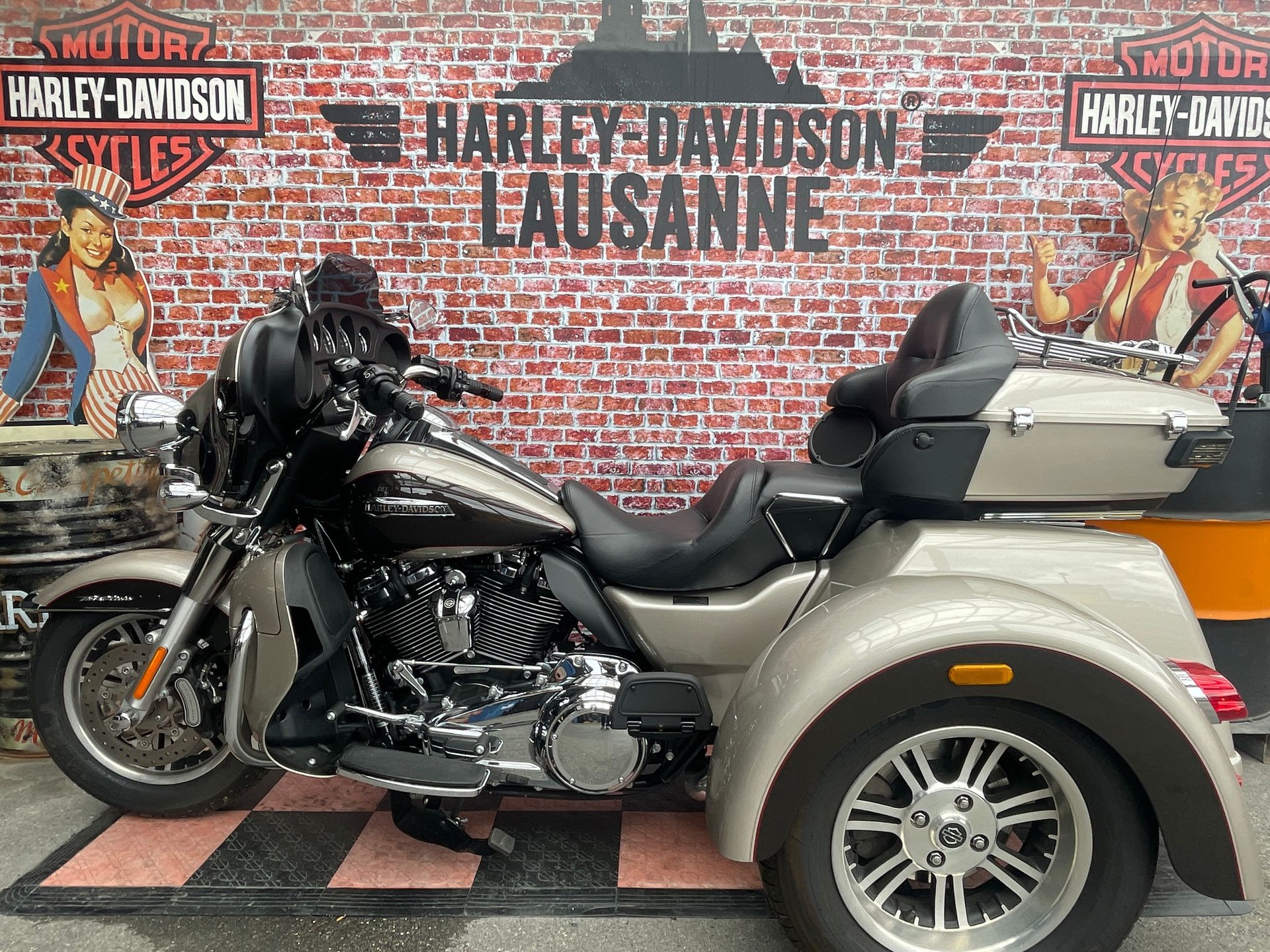 HARLEY-DAVIDSON FLHTCUTG Tri Glide Ultra-showroom-element-1
