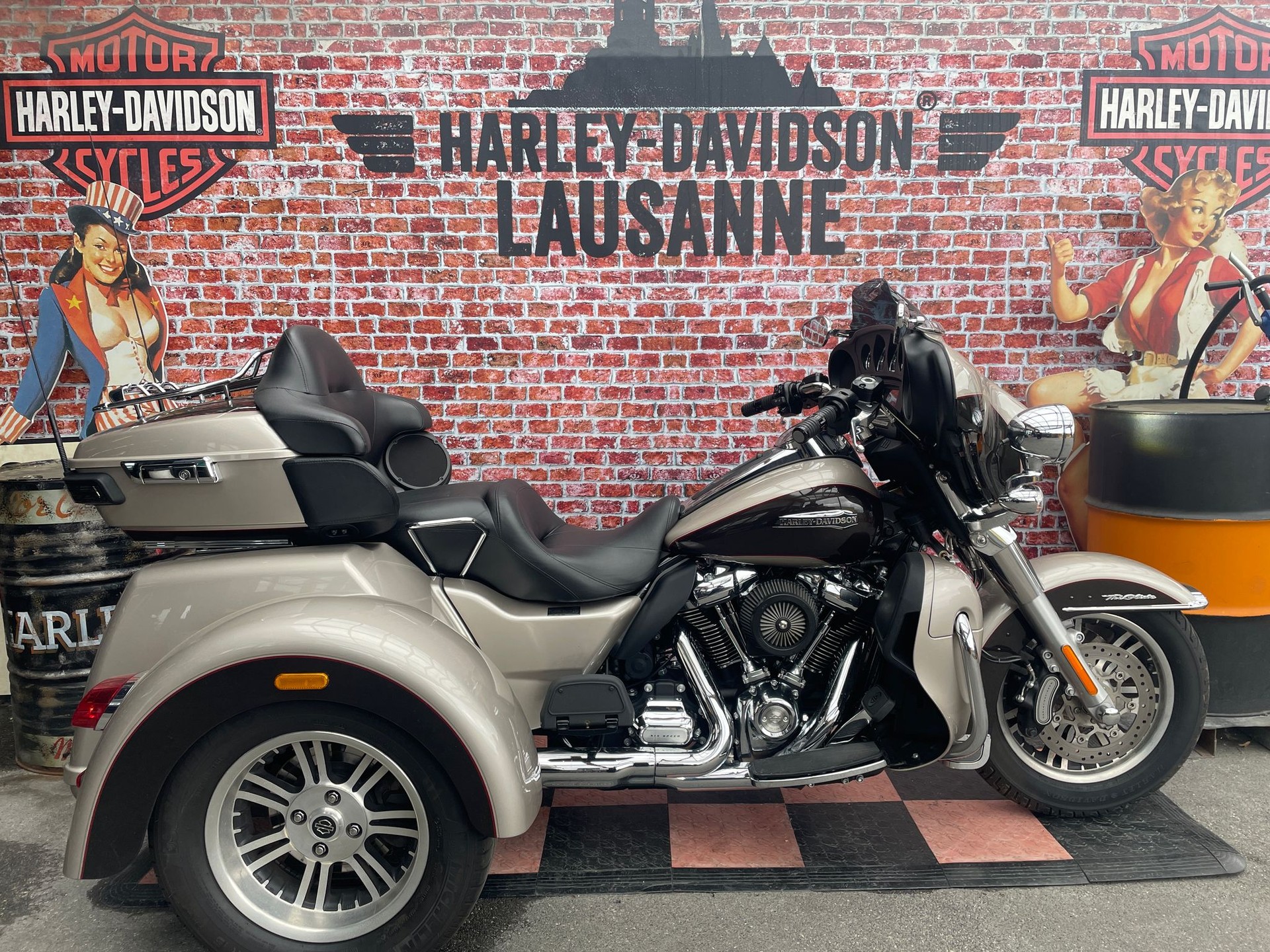 HARLEY-DAVIDSON FLHTCUTG Tri Glide Ultra