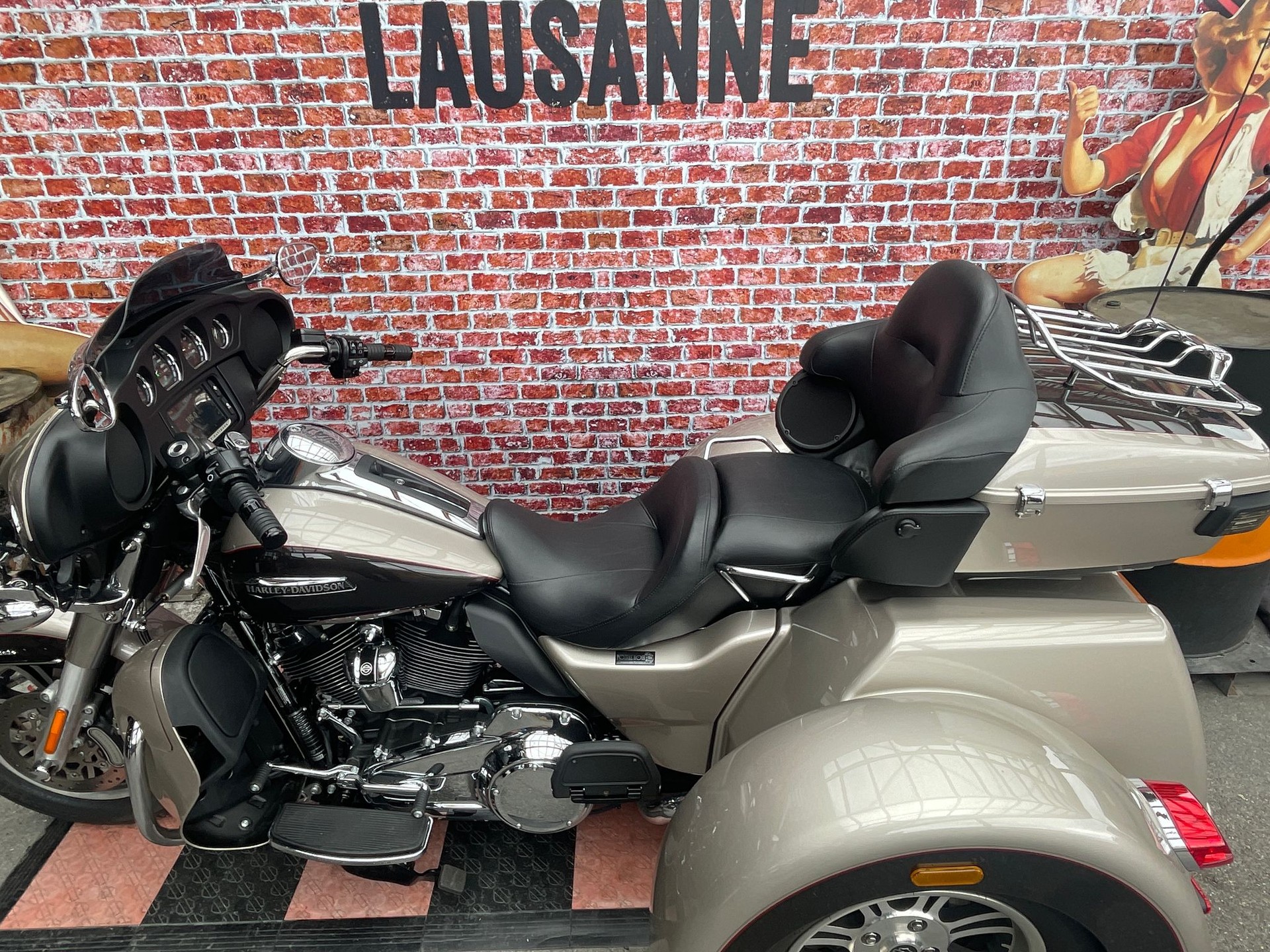 HARLEY-DAVIDSON FLHTCUTG Tri Glide Ultra-showroom-element-3