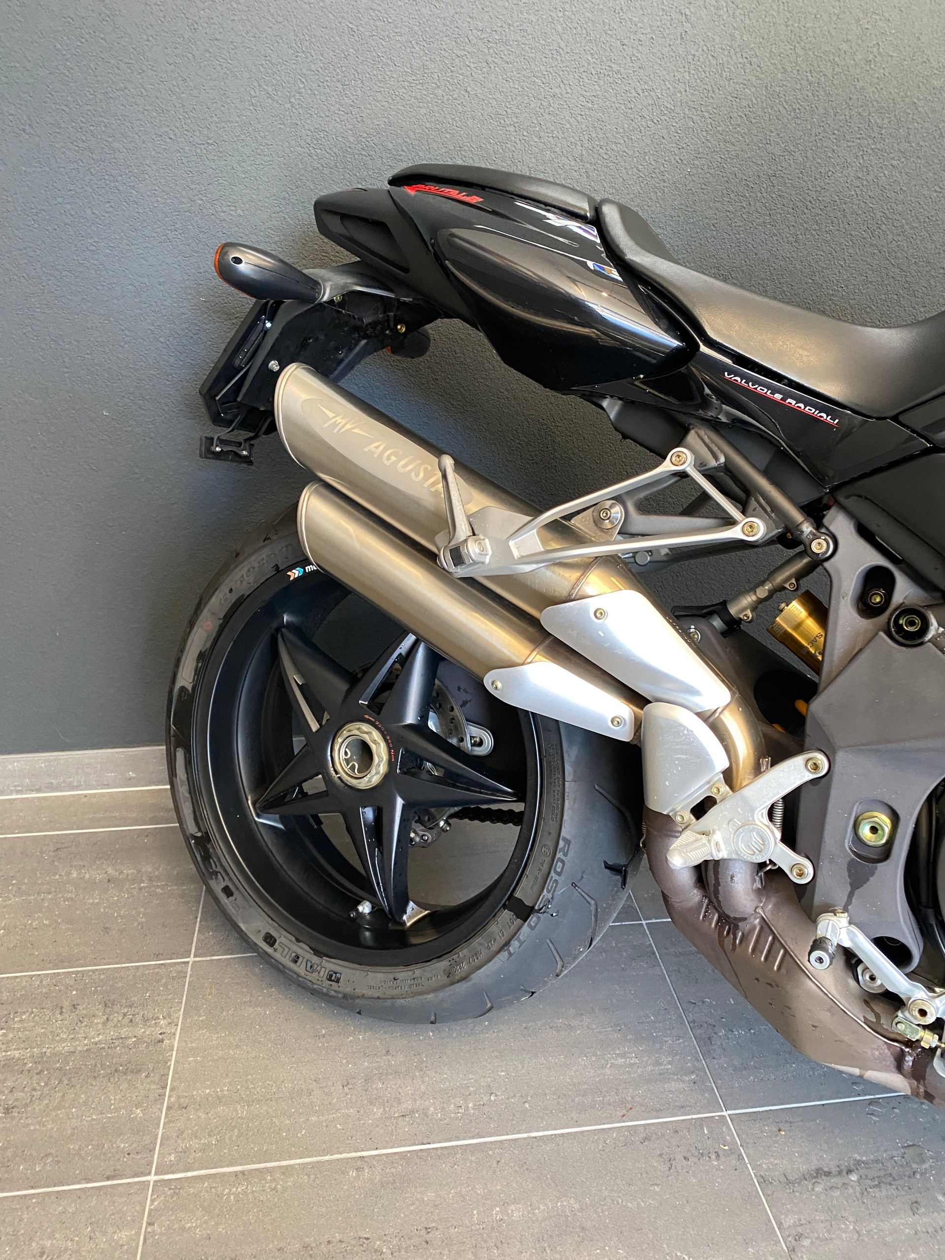 MV AGUSTA B4 Brutale 989 R-showroom-element-3