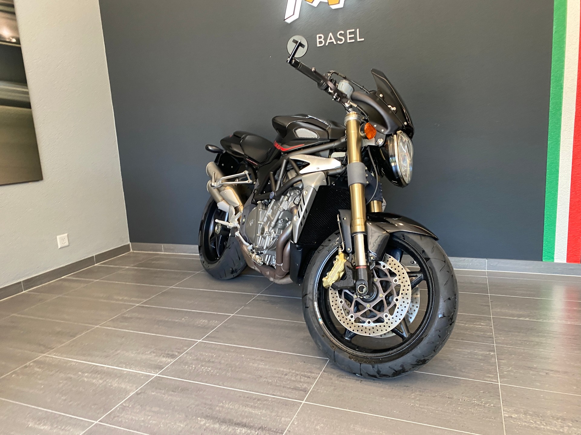MV AGUSTA B4 Brutale 989 R-showroom-element-2