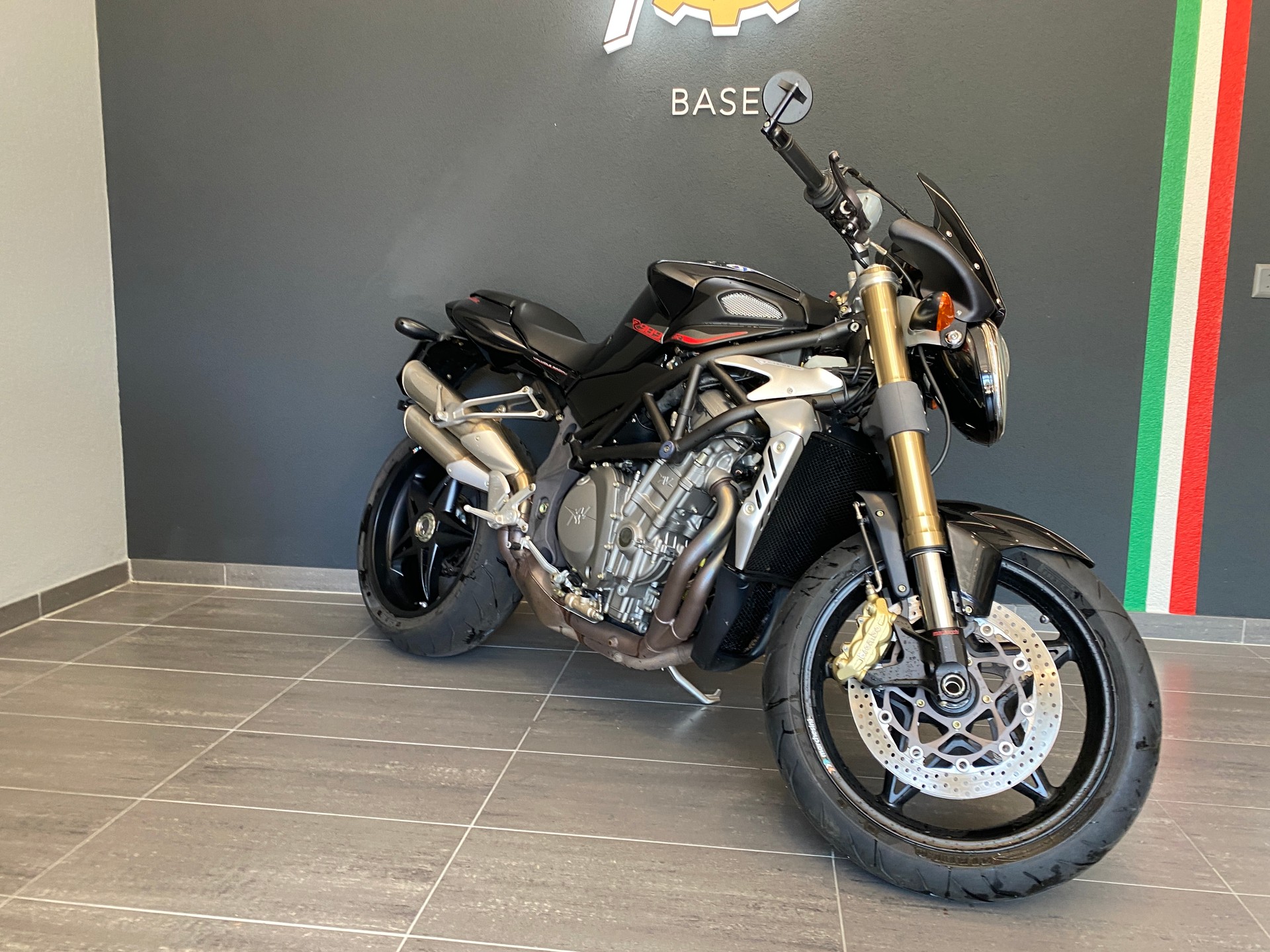MV AGUSTA B4 Brutale 989 R-showroom-element-1
