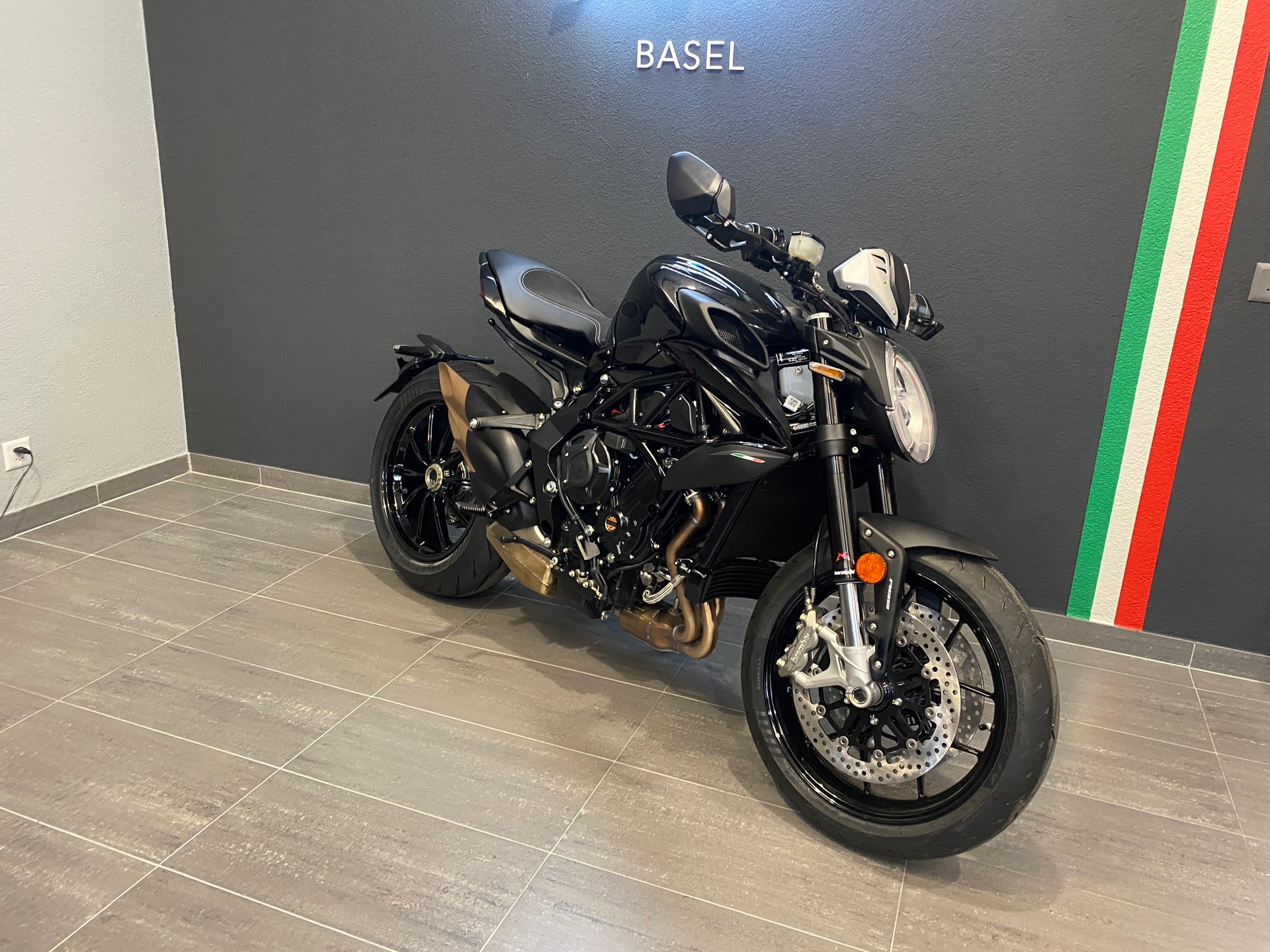 MV AGUSTA Dragster 800 R (35KW)-showroom-element-1
