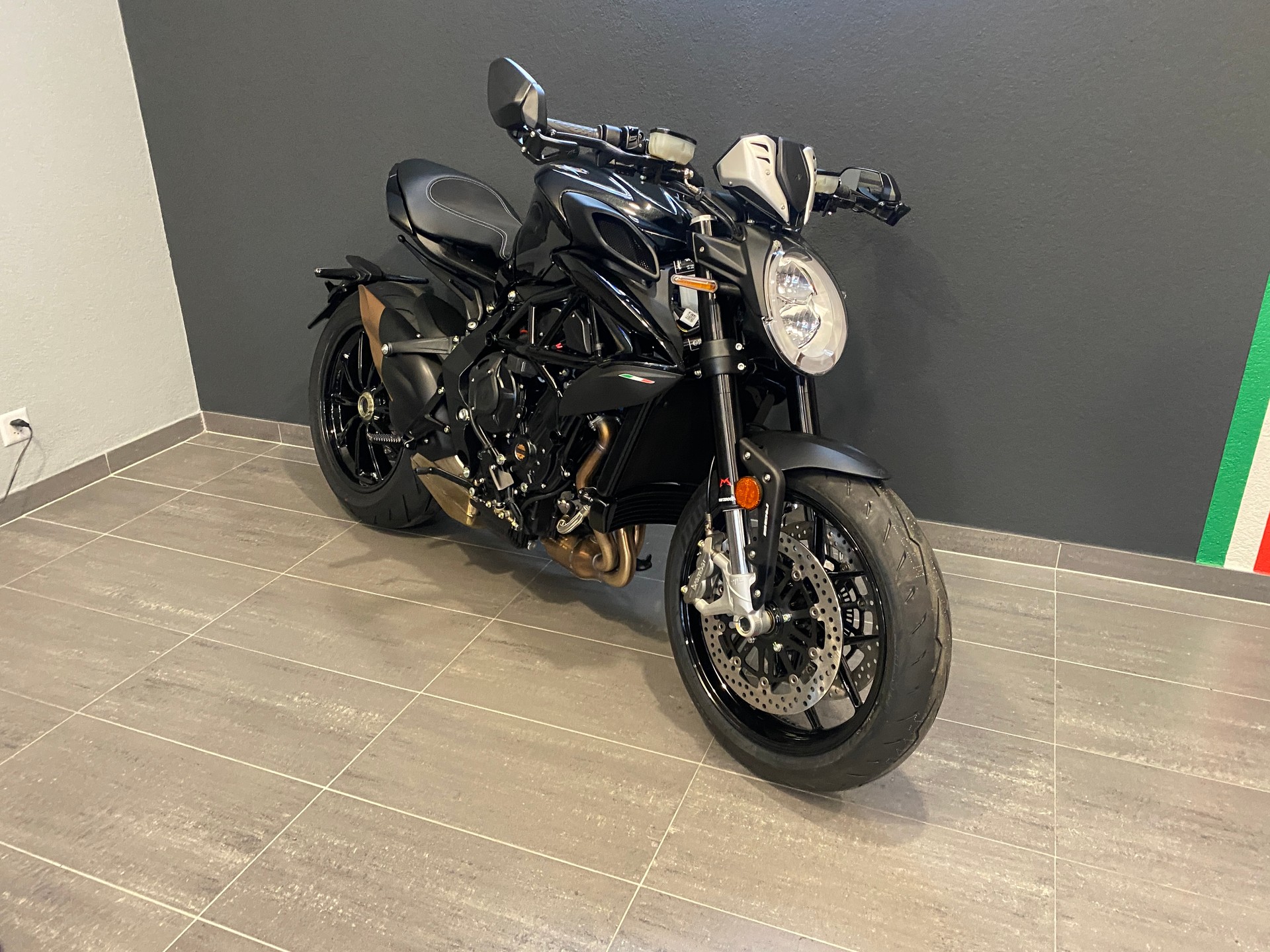 MV AGUSTA Dragster 800 R (35KW)-showroom-element-3
