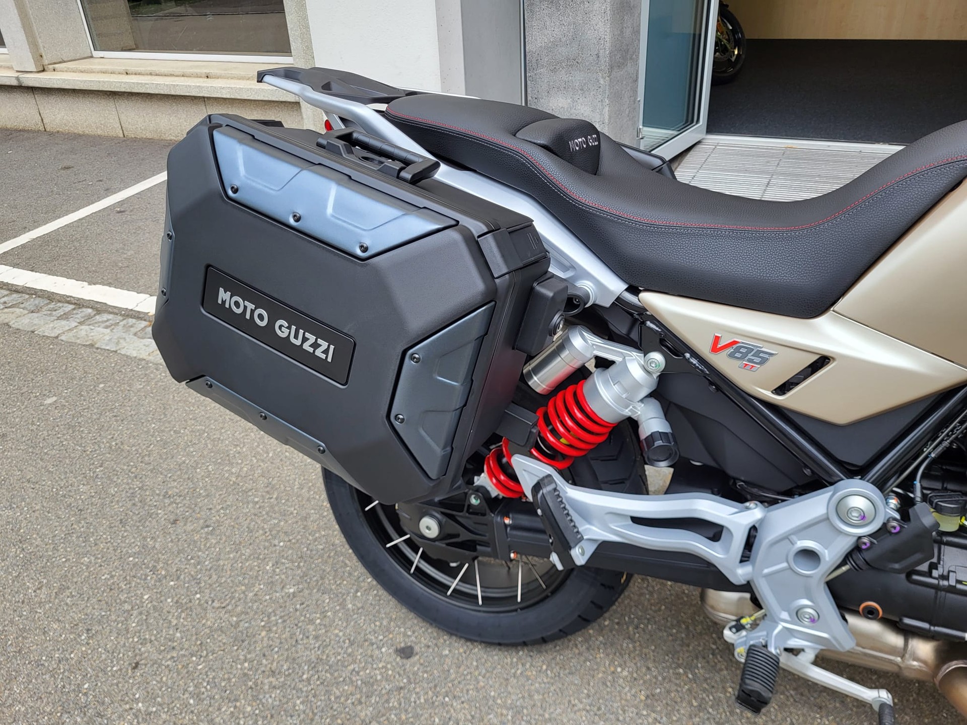 MOTO GUZZI V85 TT Travel E5+-showroom-element-2