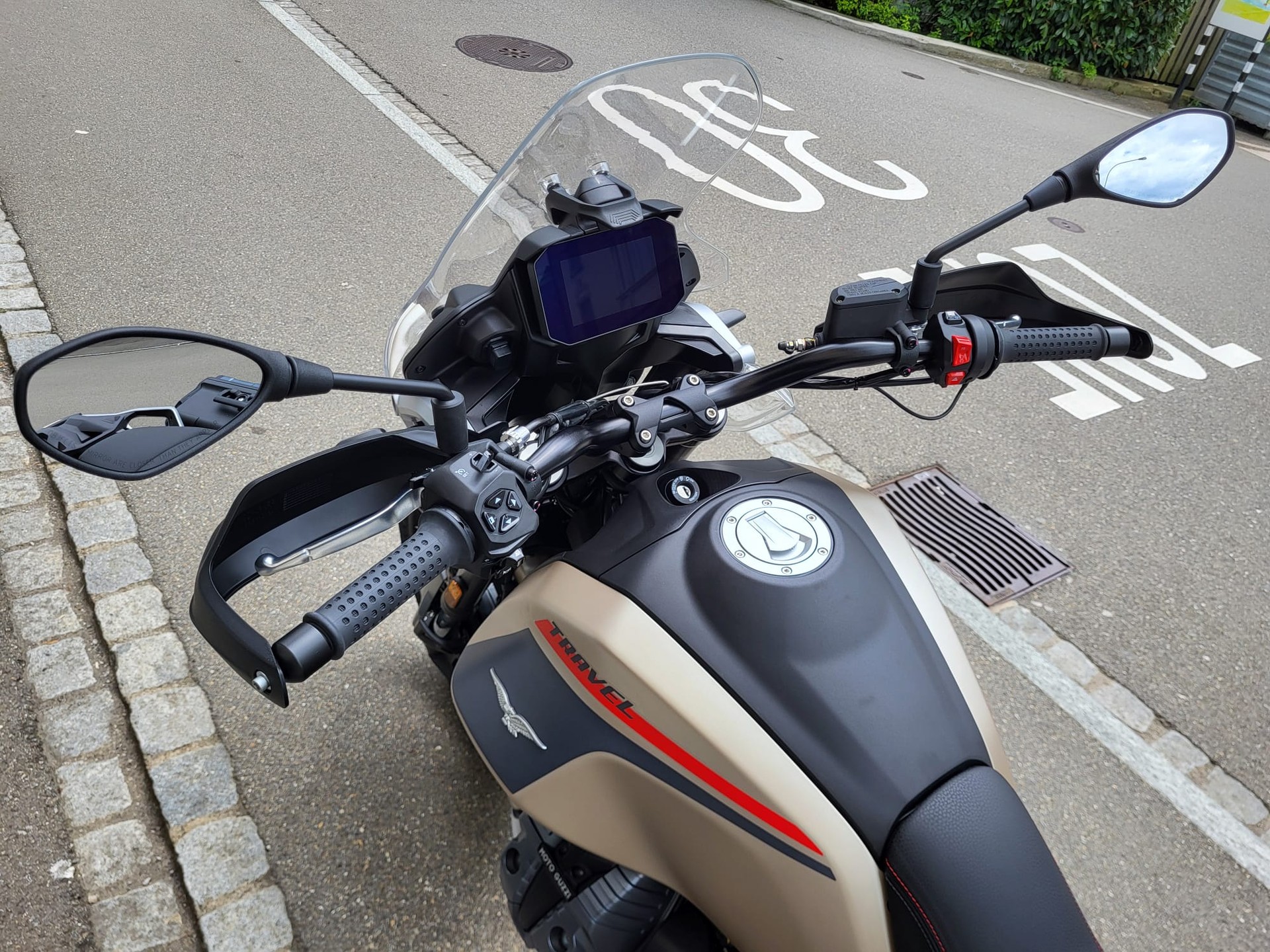 MOTO GUZZI V85 TT Travel E5+-showroom-element-3