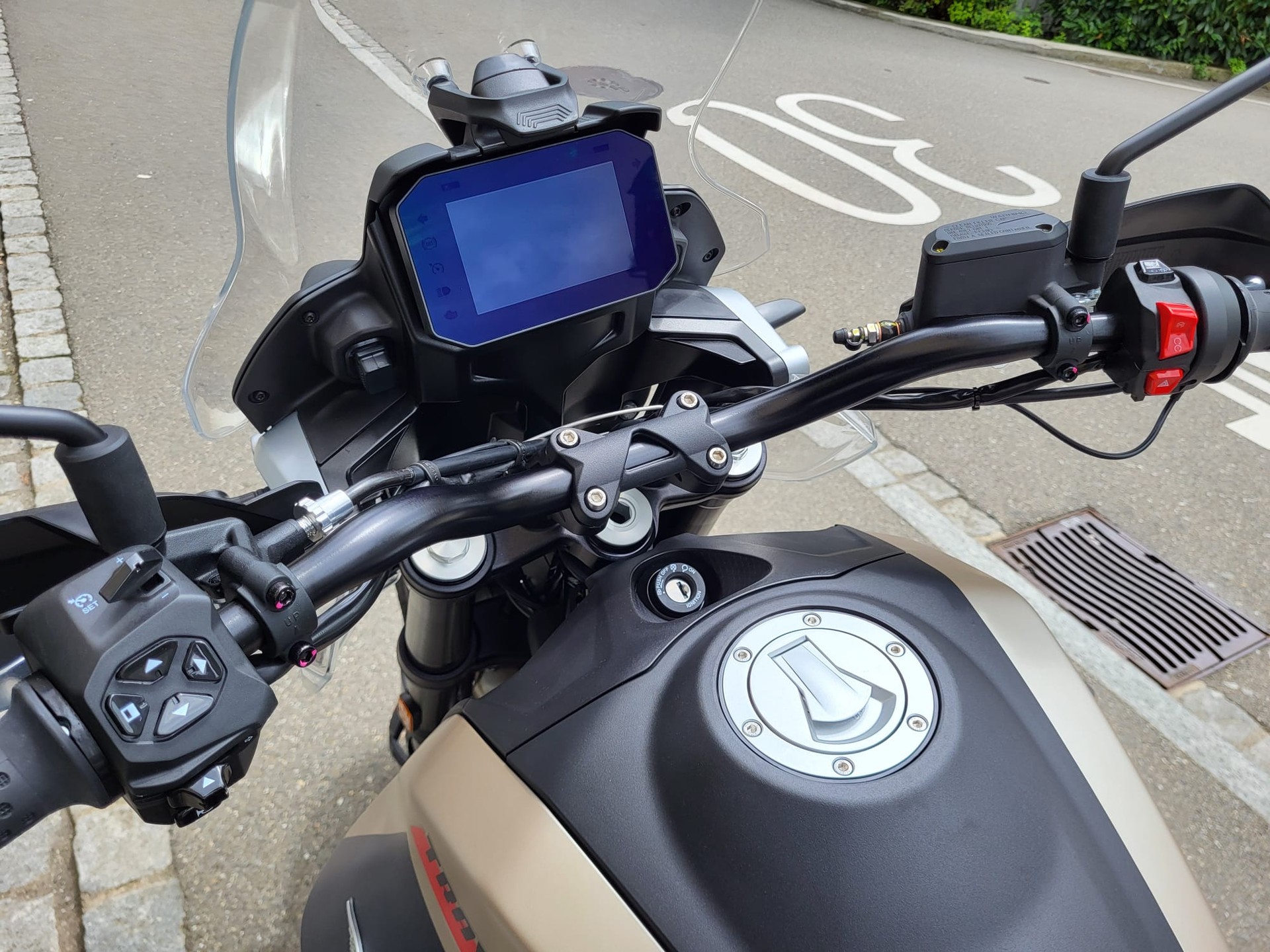 MOTO GUZZI V85 TT Travel E5+-showroom-element-1