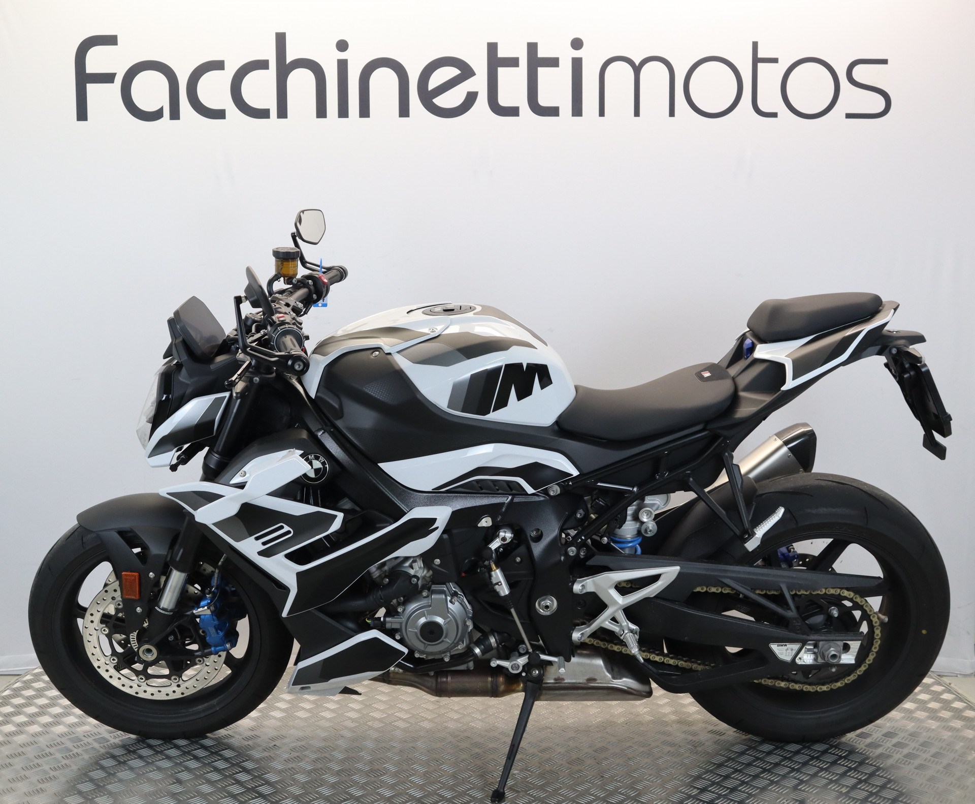 BMW M 1000 R-showroom-element-1