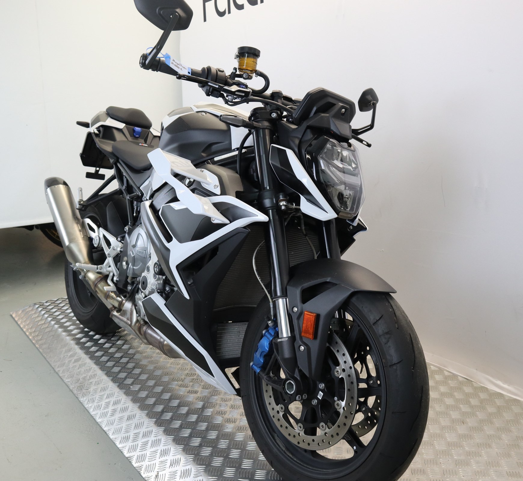 BMW M 1000 R-showroom-element-2