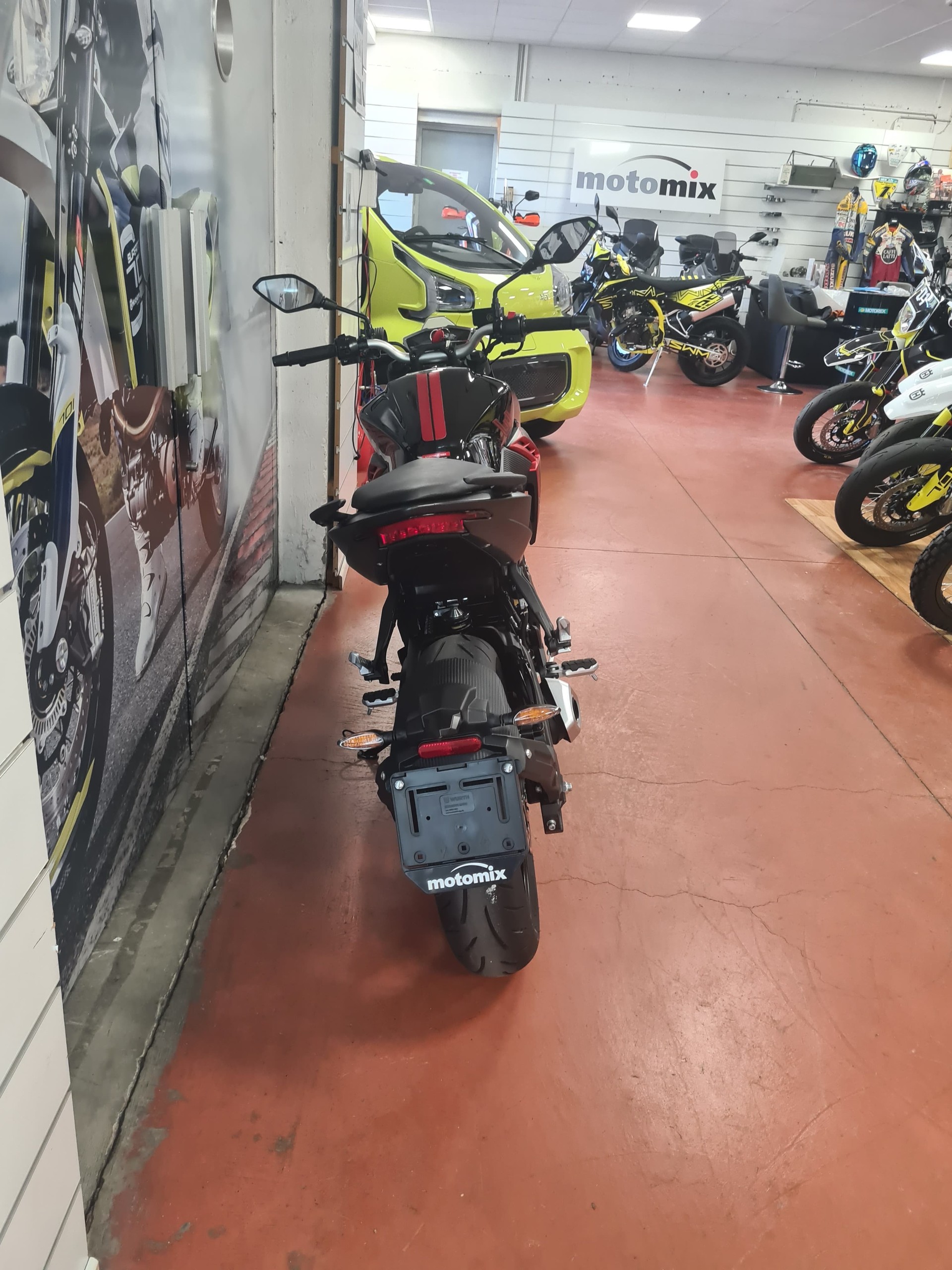 VOGE 300 R-showroom-element-3
