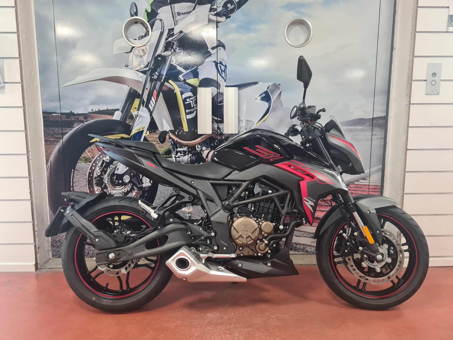 VOGE 300 R-showroom-element-2