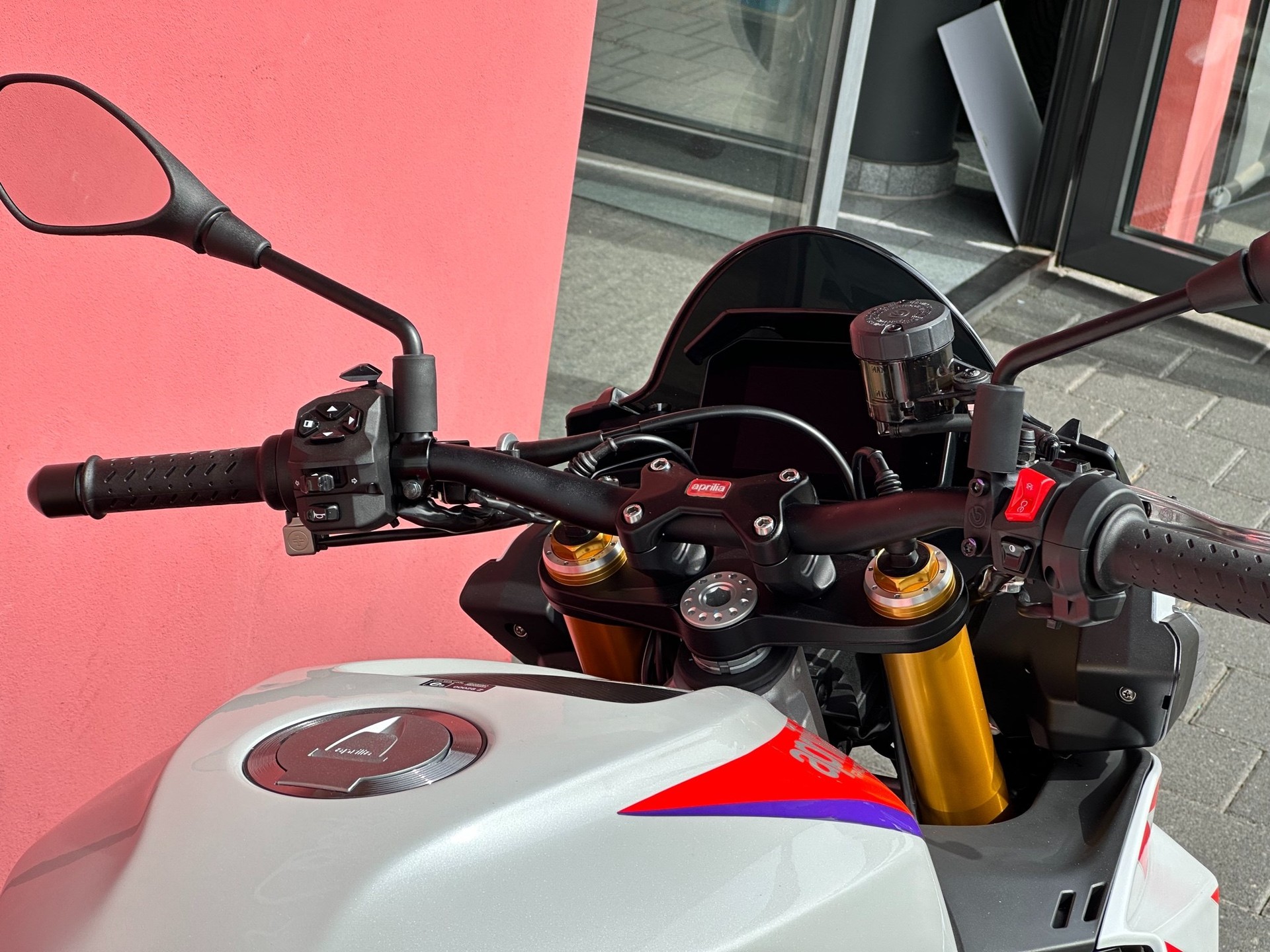 APRILIA Tuono V4 1100 Factory-image-5