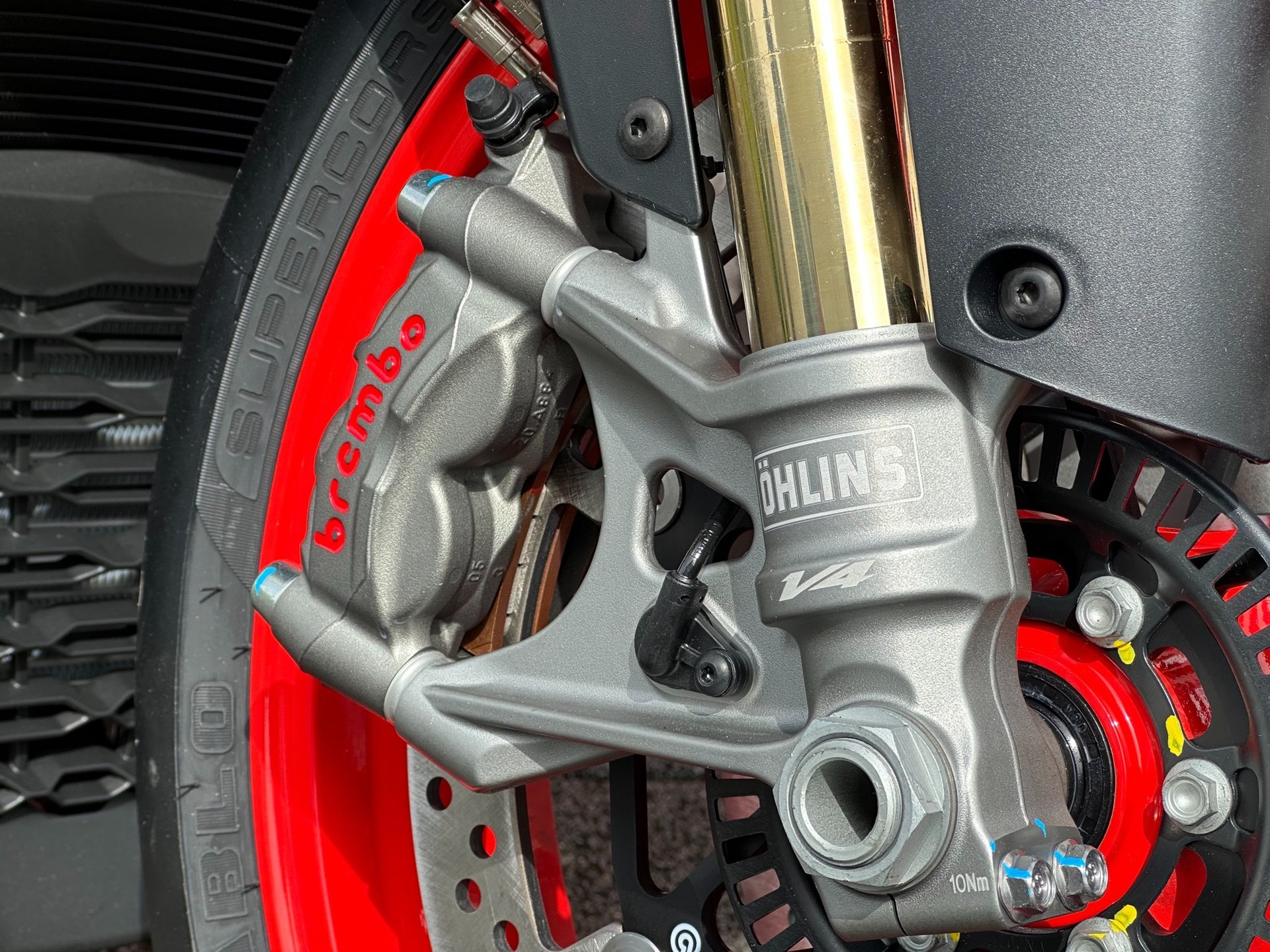 APRILIA Tuono V4 1100 Factory-image-11