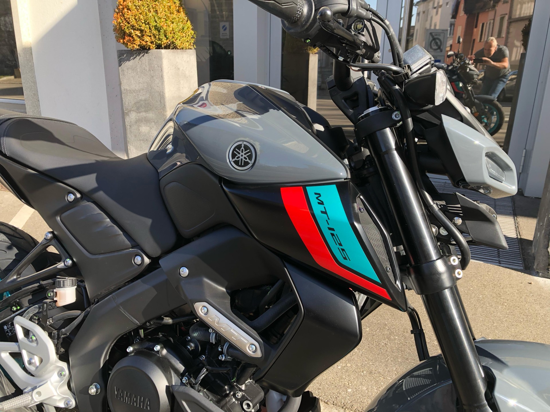 YAMAHA MT-125 ABS-showroom-element-2