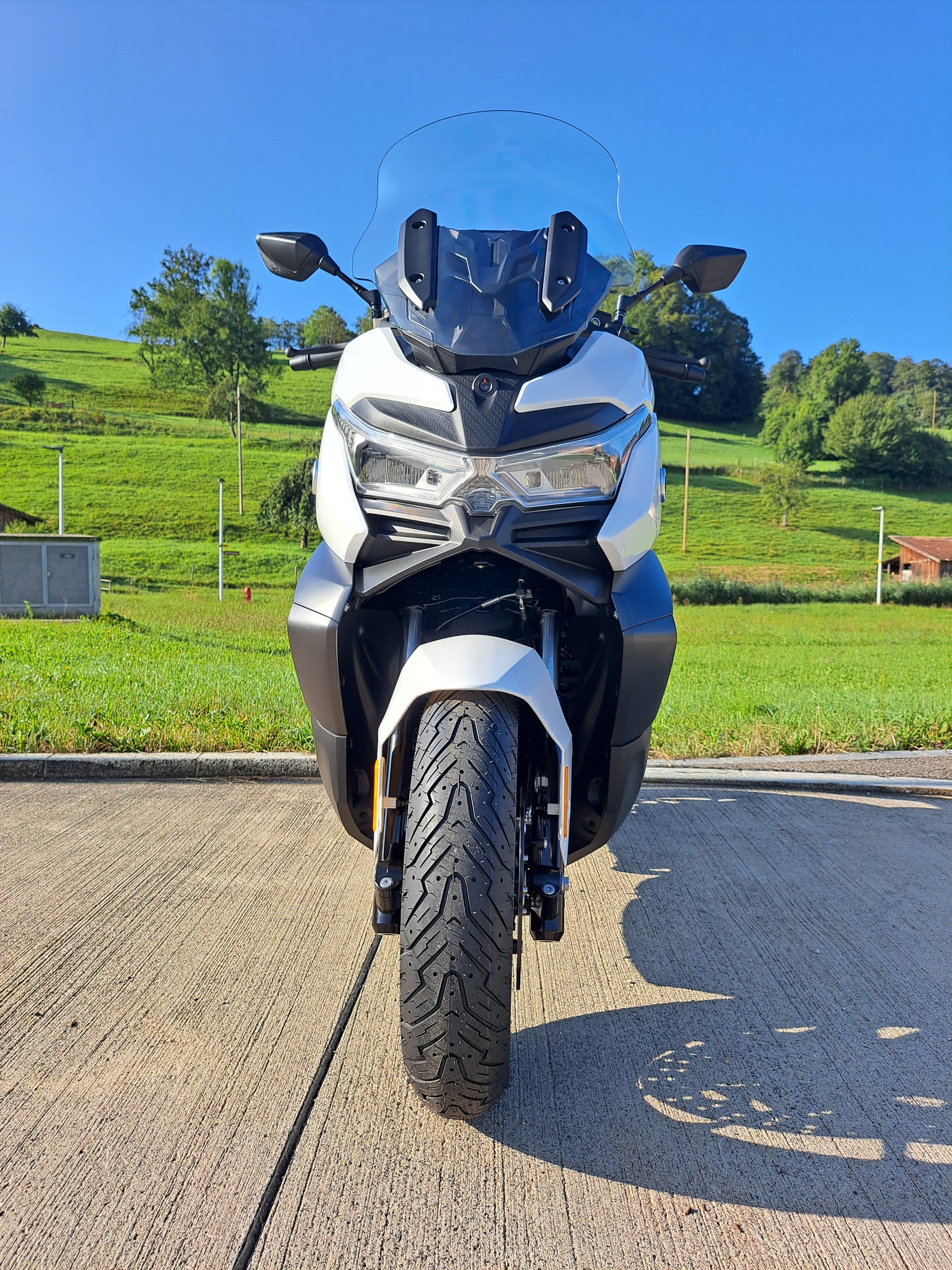VOGE SR4 Max Luxury-showroom-element-1
