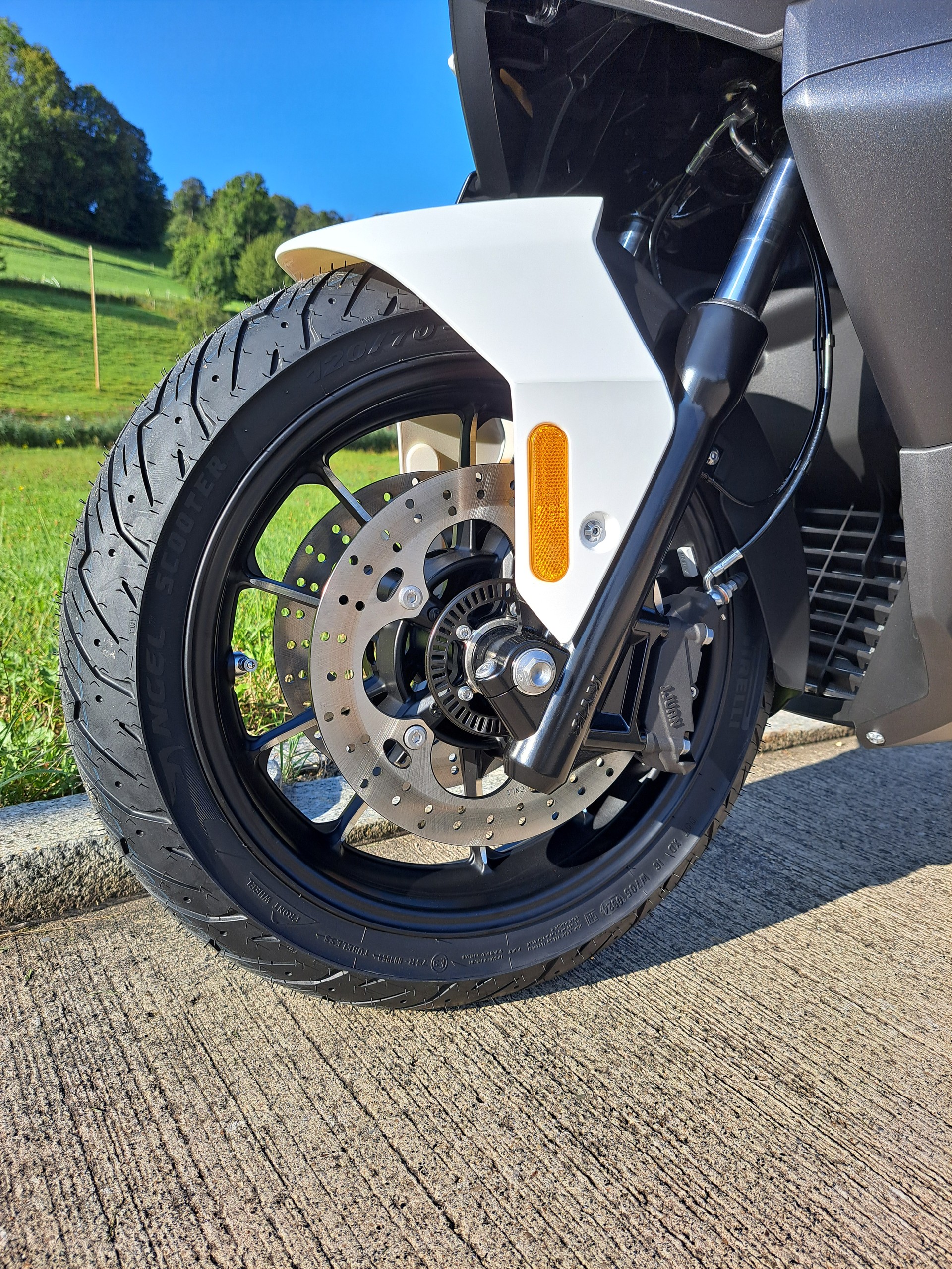 VOGE SR4 Max Luxury-showroom-element-3