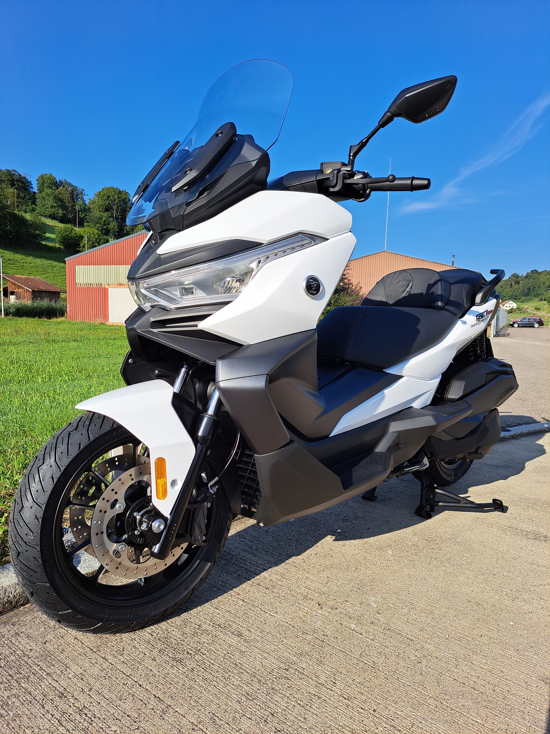VOGE SR4 Max Luxury-showroom-element-2