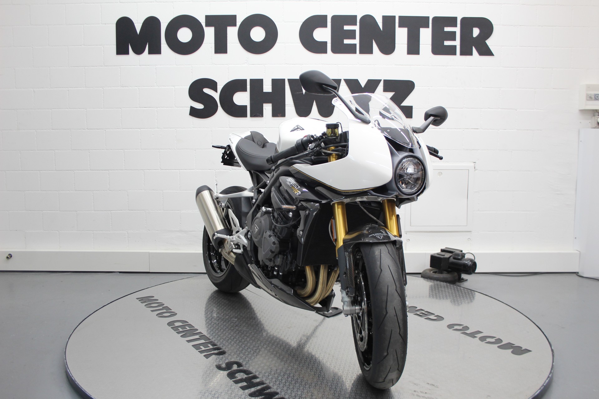 TRIUMPH Speed Triple 1200 RR-showroom-element-1