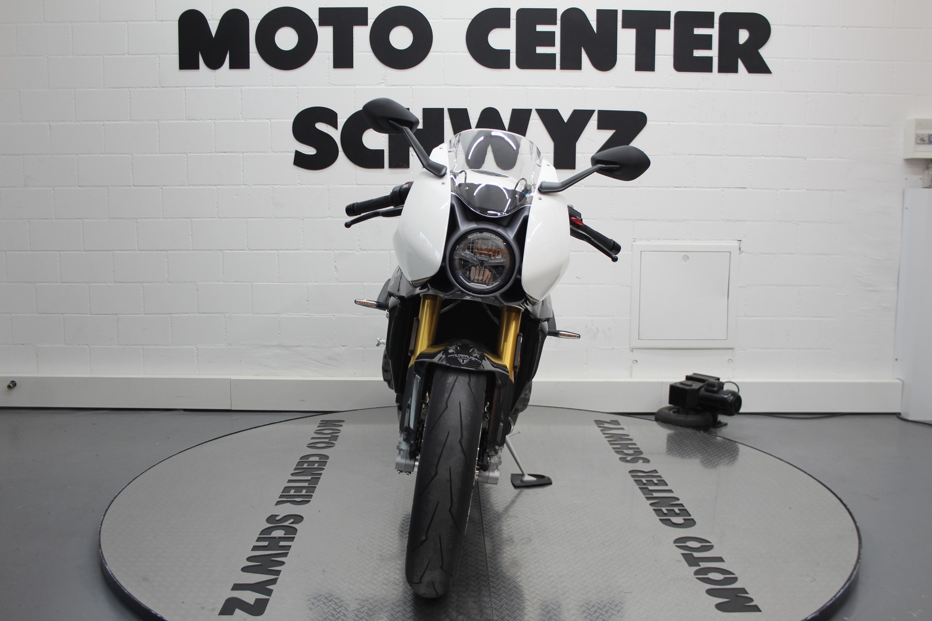 TRIUMPH Speed Triple 1200 RR-showroom-element-2