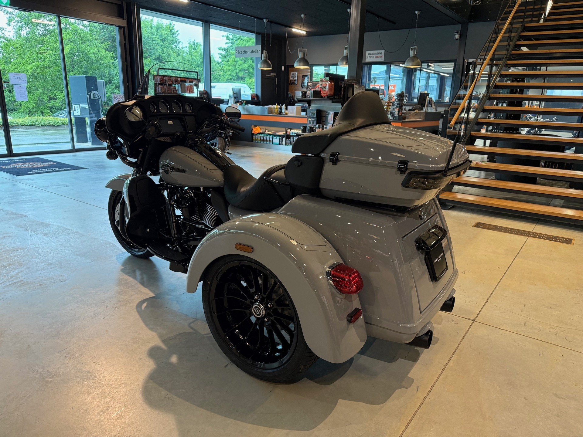 HARLEY-DAVIDSON FLHTCUTG Tri Glide Ultra 114-showroom-element-3