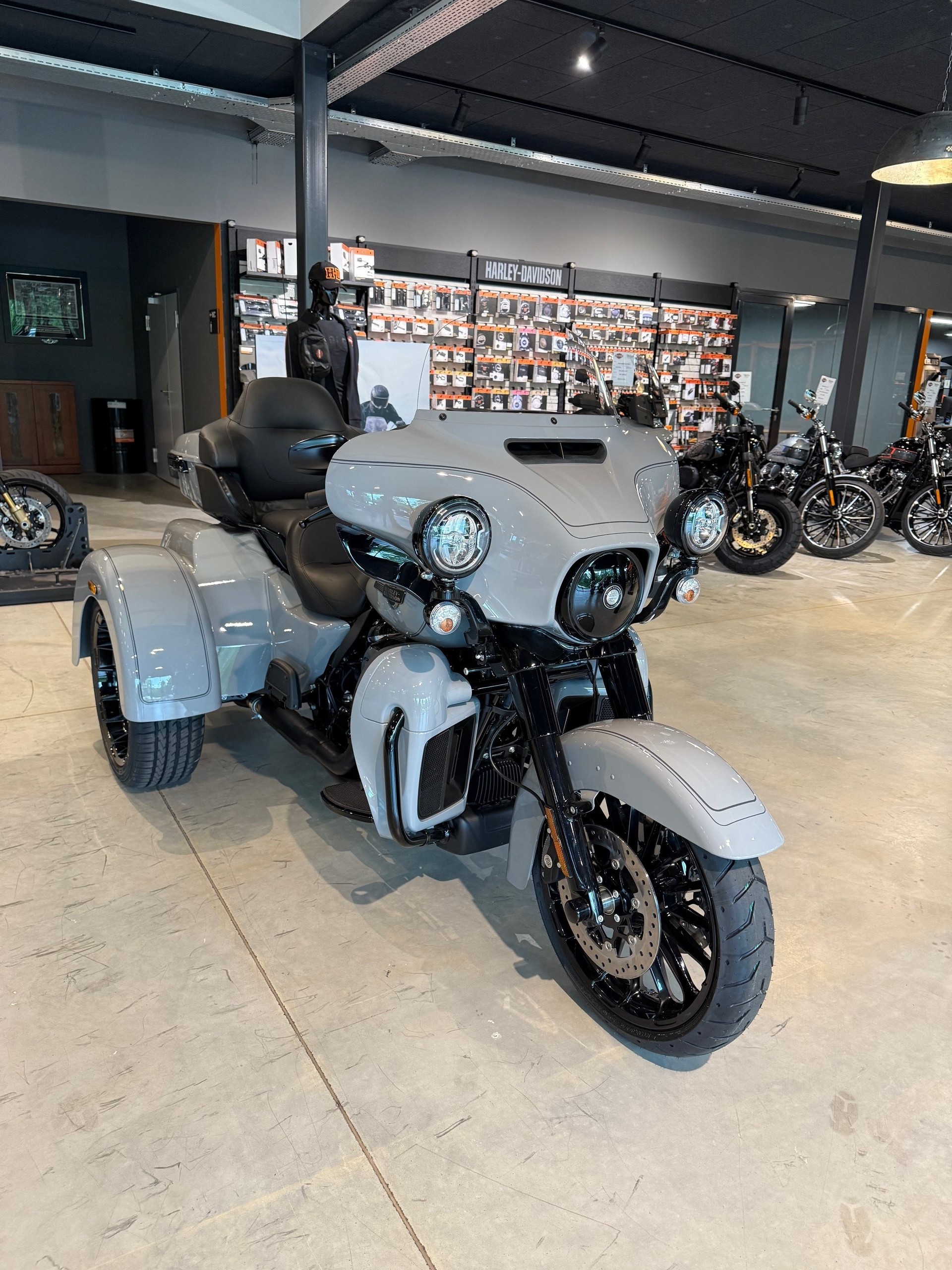 HARLEY-DAVIDSON FLHTCUTG Tri Glide Ultra 114-showroom-element-1
