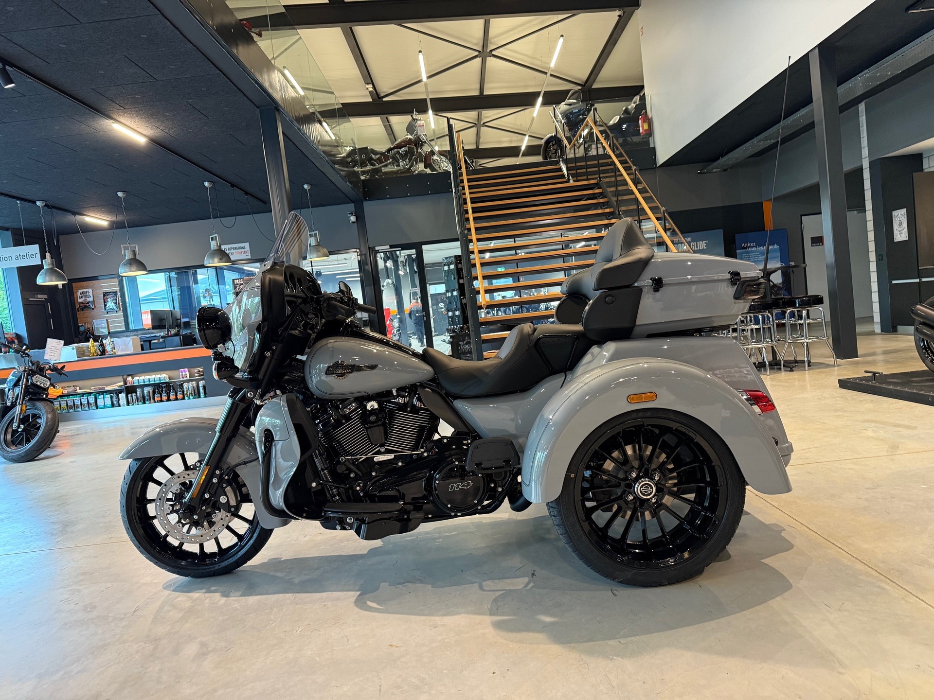 HARLEY-DAVIDSON FLHTCUTG Tri Glide Ultra 114-showroom-element-2