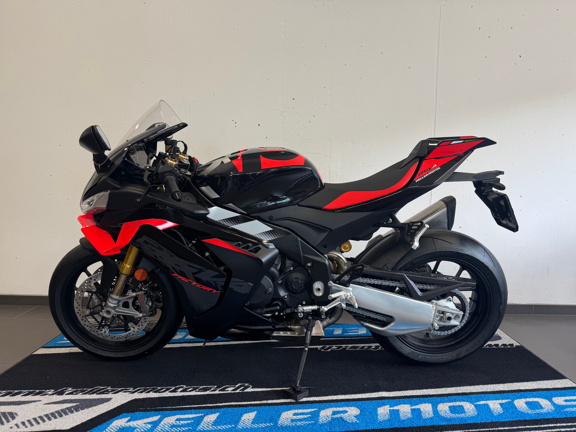 APRILIA RSV 4 1100 Factory-showroom-element-1