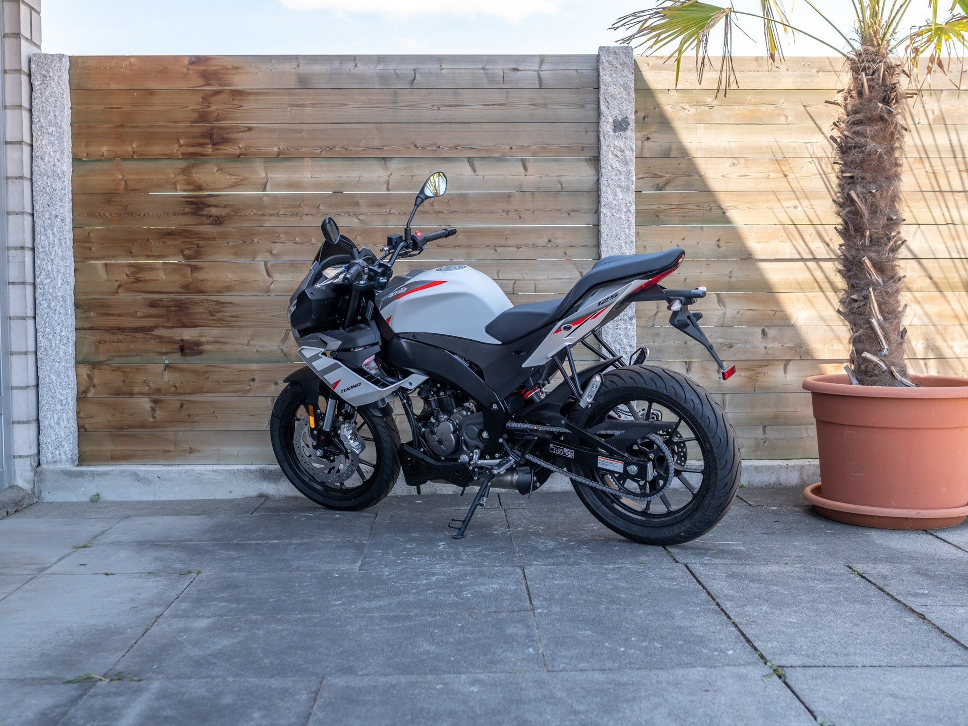 APRILIA Tuono 125-showroom-element-2