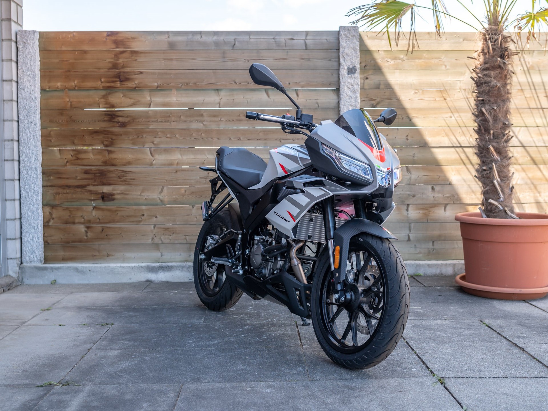 APRILIA Tuono 125-showroom-element-3