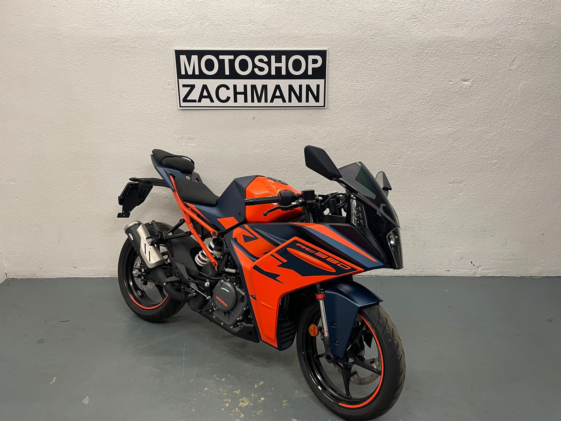 KTM RC 390-showroom-element-1