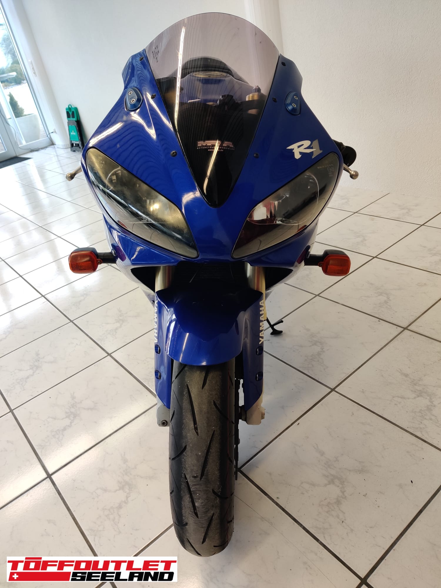 YAMAHA YZF-R1-showroom-element-1