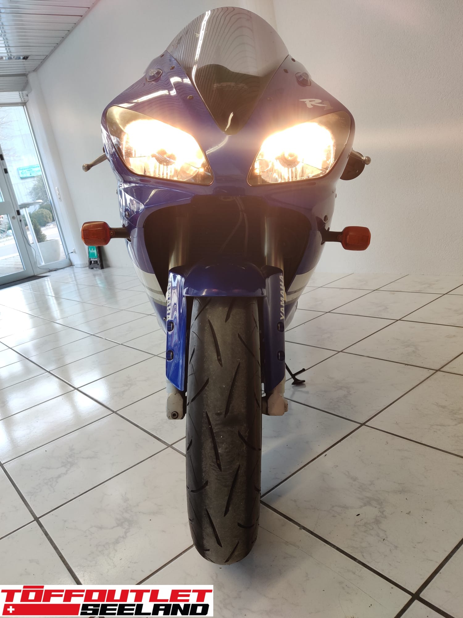 YAMAHA YZF-R1-showroom-element-3