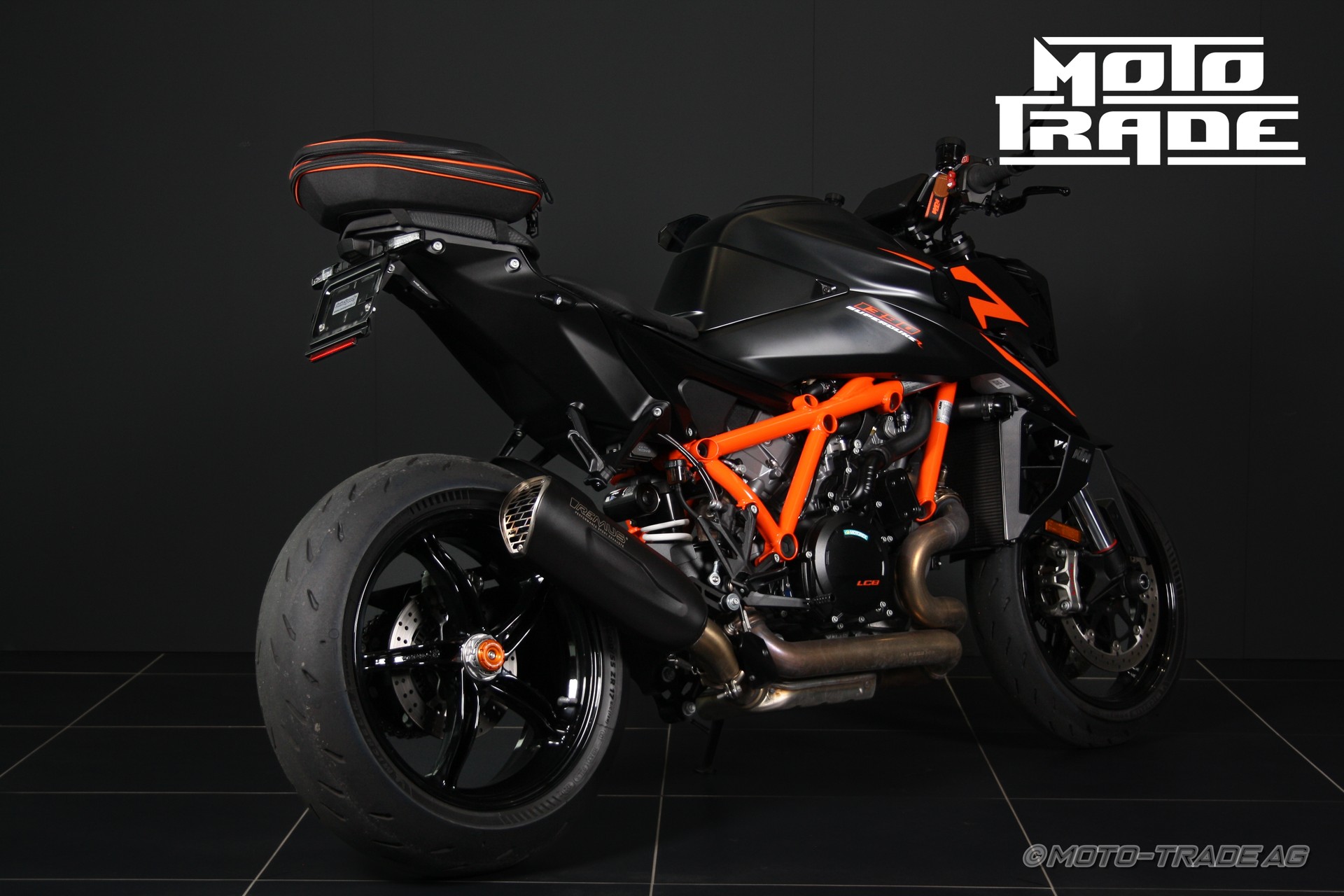 KTM 1390 Super Duke R-showroom-element-2