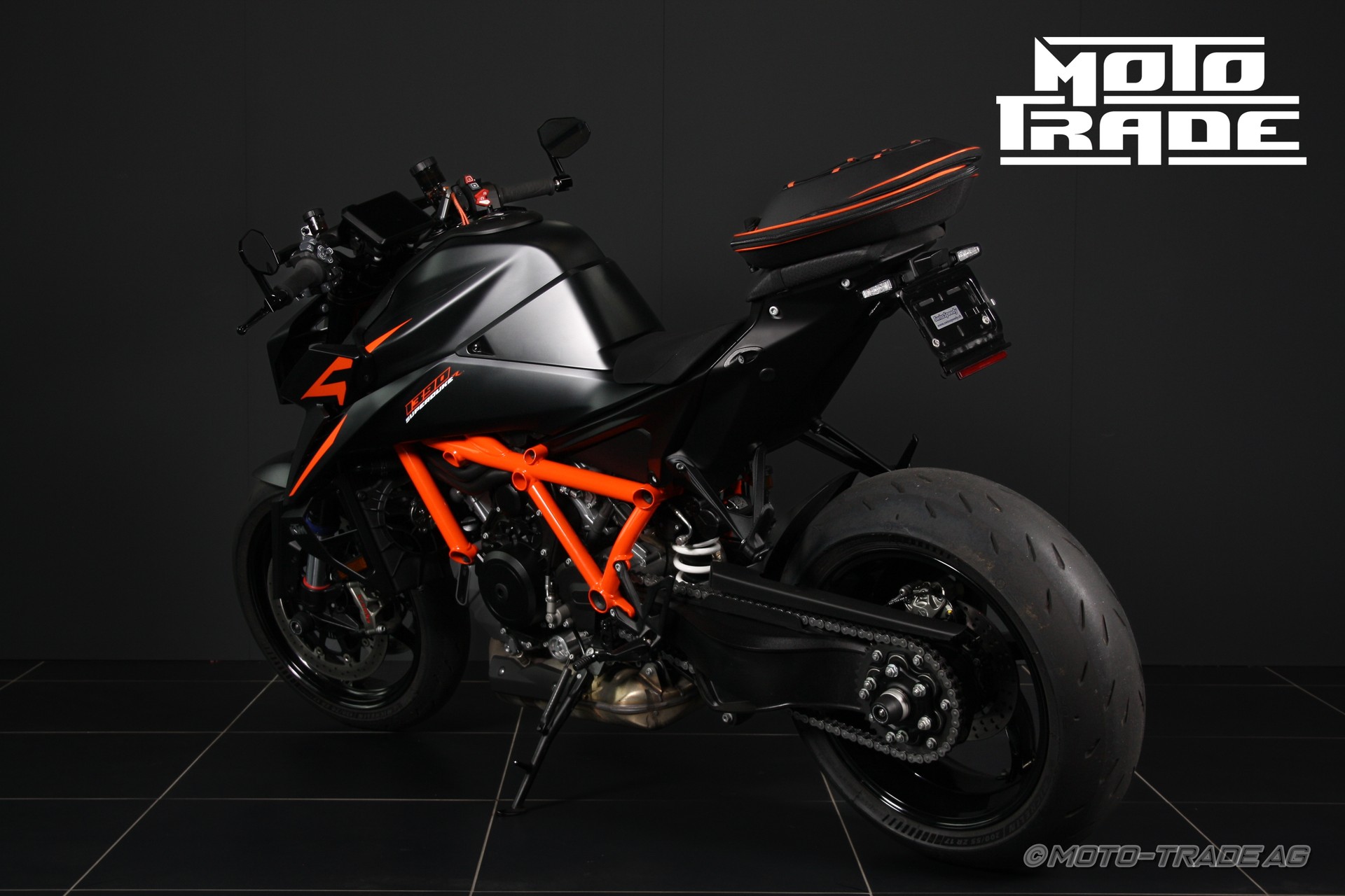 KTM 1390 Super Duke R-showroom-element-3