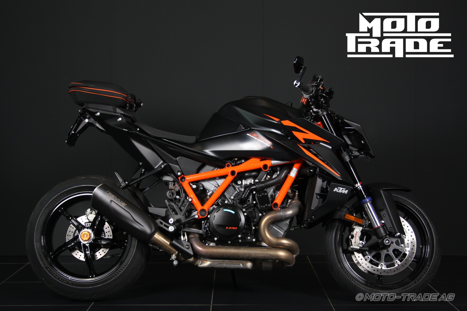 KTM 1390 Super Duke R-showroom-element-1
