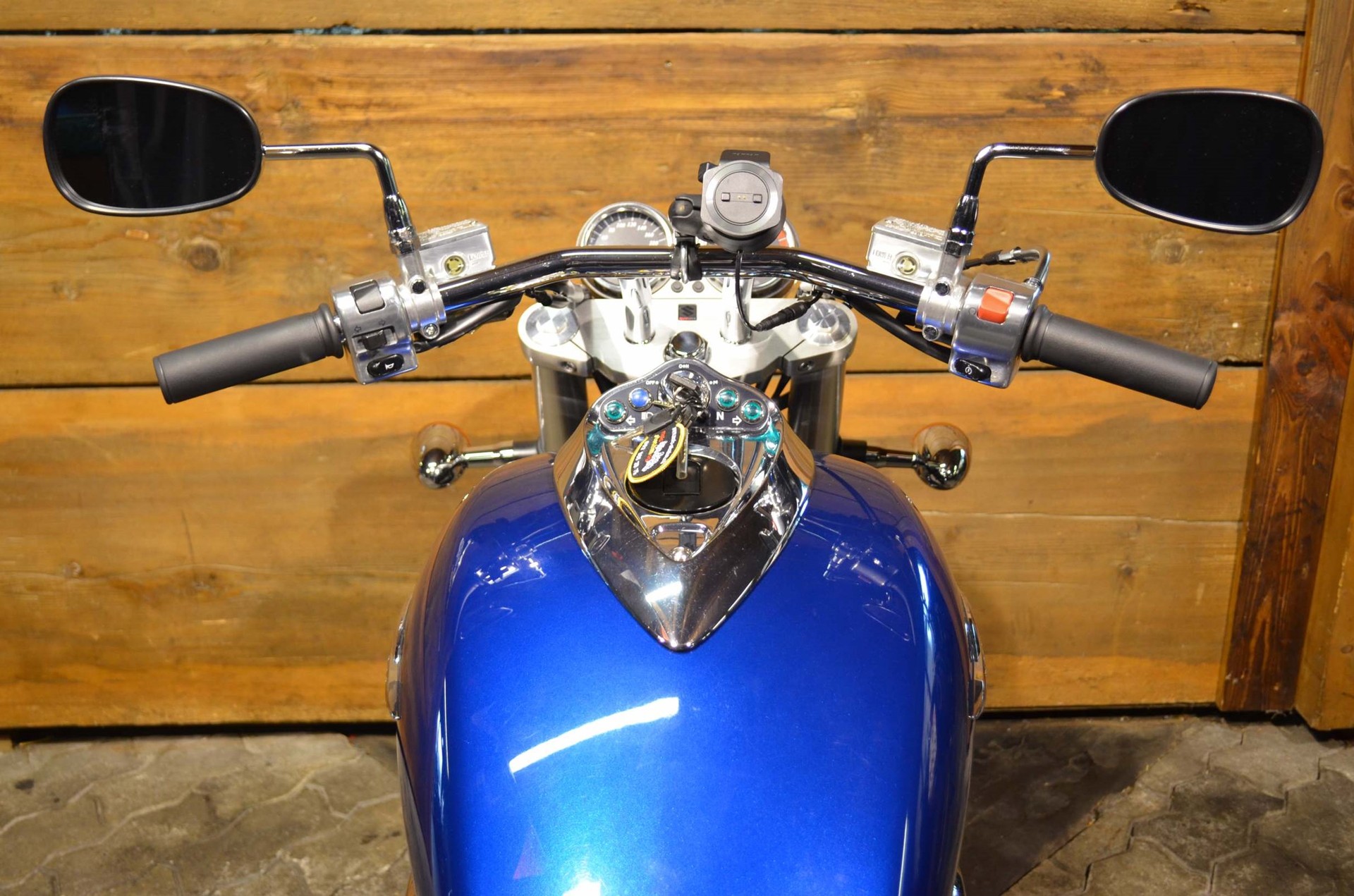 SUZUKI VZ 1600-showroom-element-2