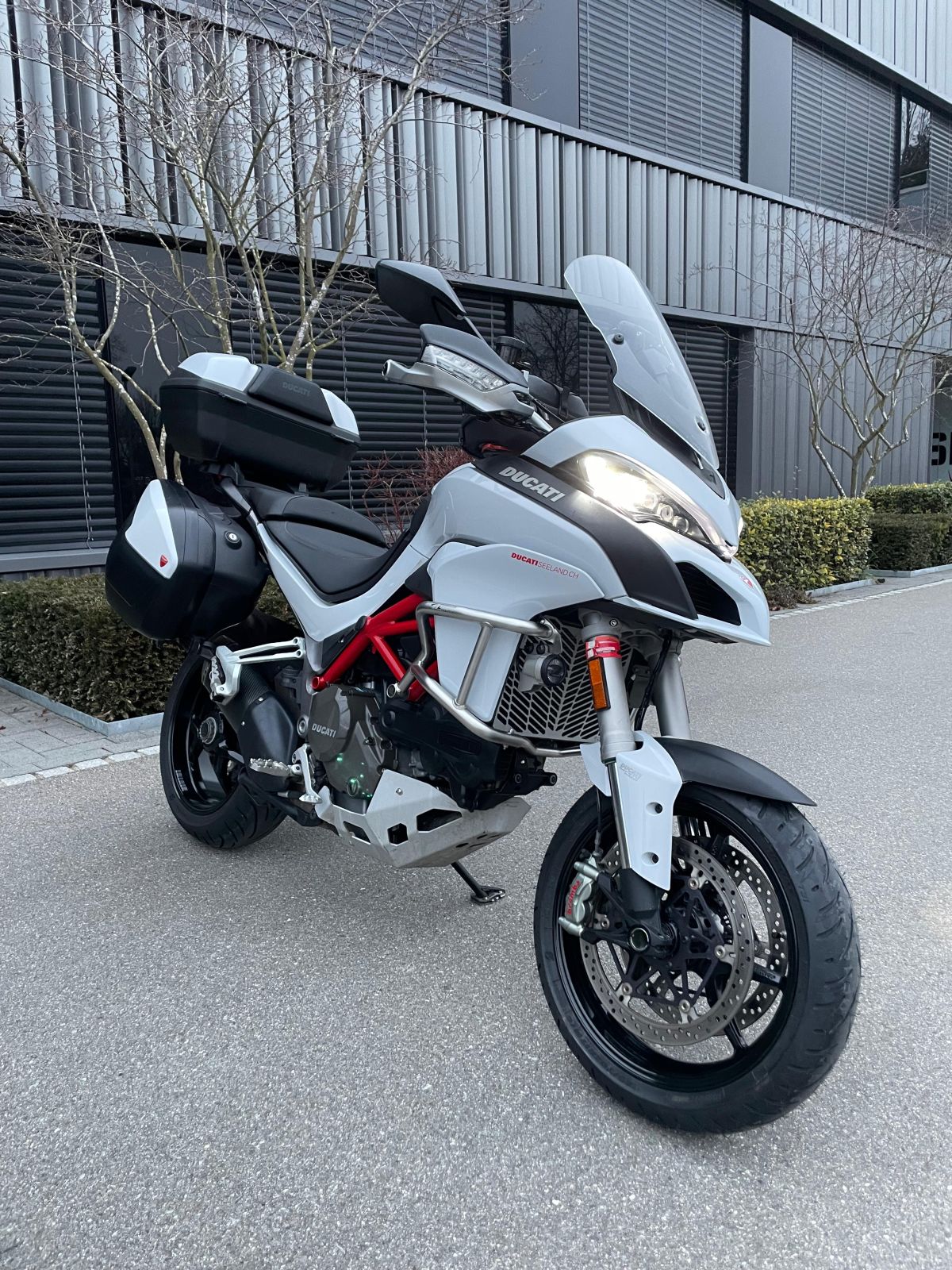 DUCATI Multistrada 1200 S-showroom-element-2
