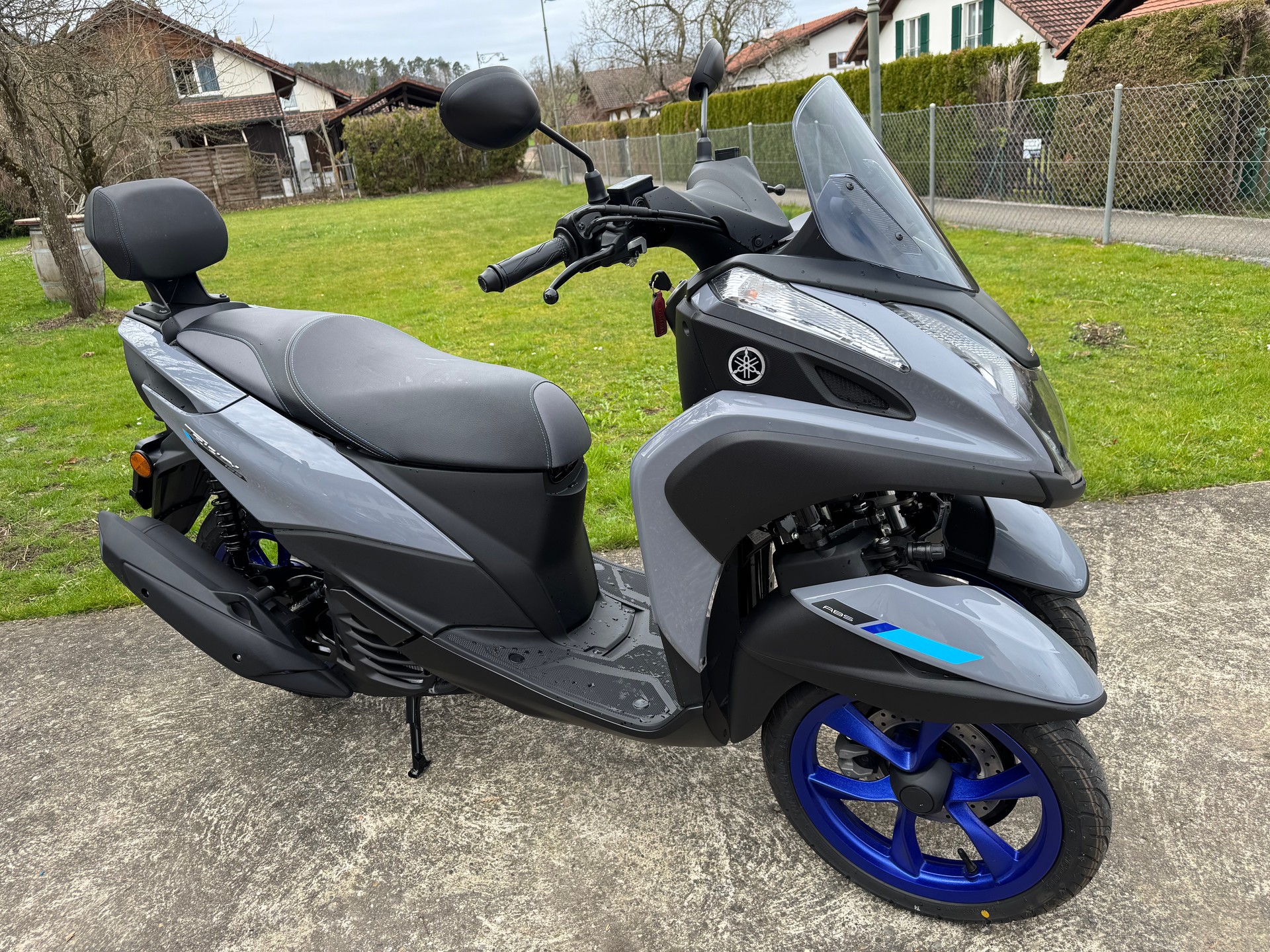 YAMAHA Tricity MW 125 ABS !!! NEU / NEUF !!! Nardo grey/blue