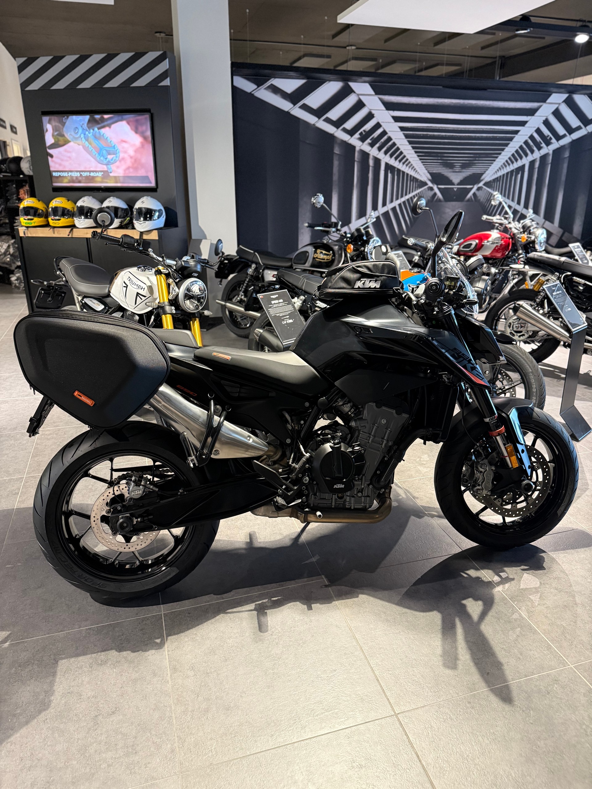 KTM 890 Duke-showroom-element-3