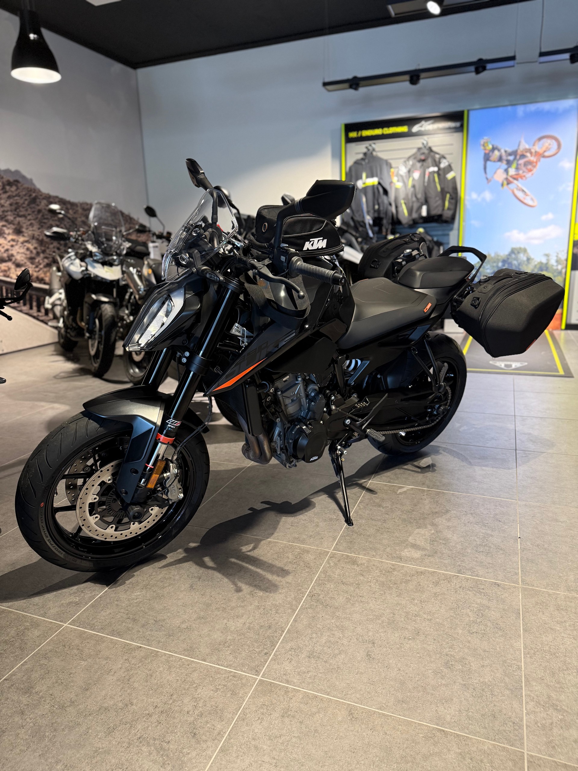 KTM 890 Duke-showroom-element-2