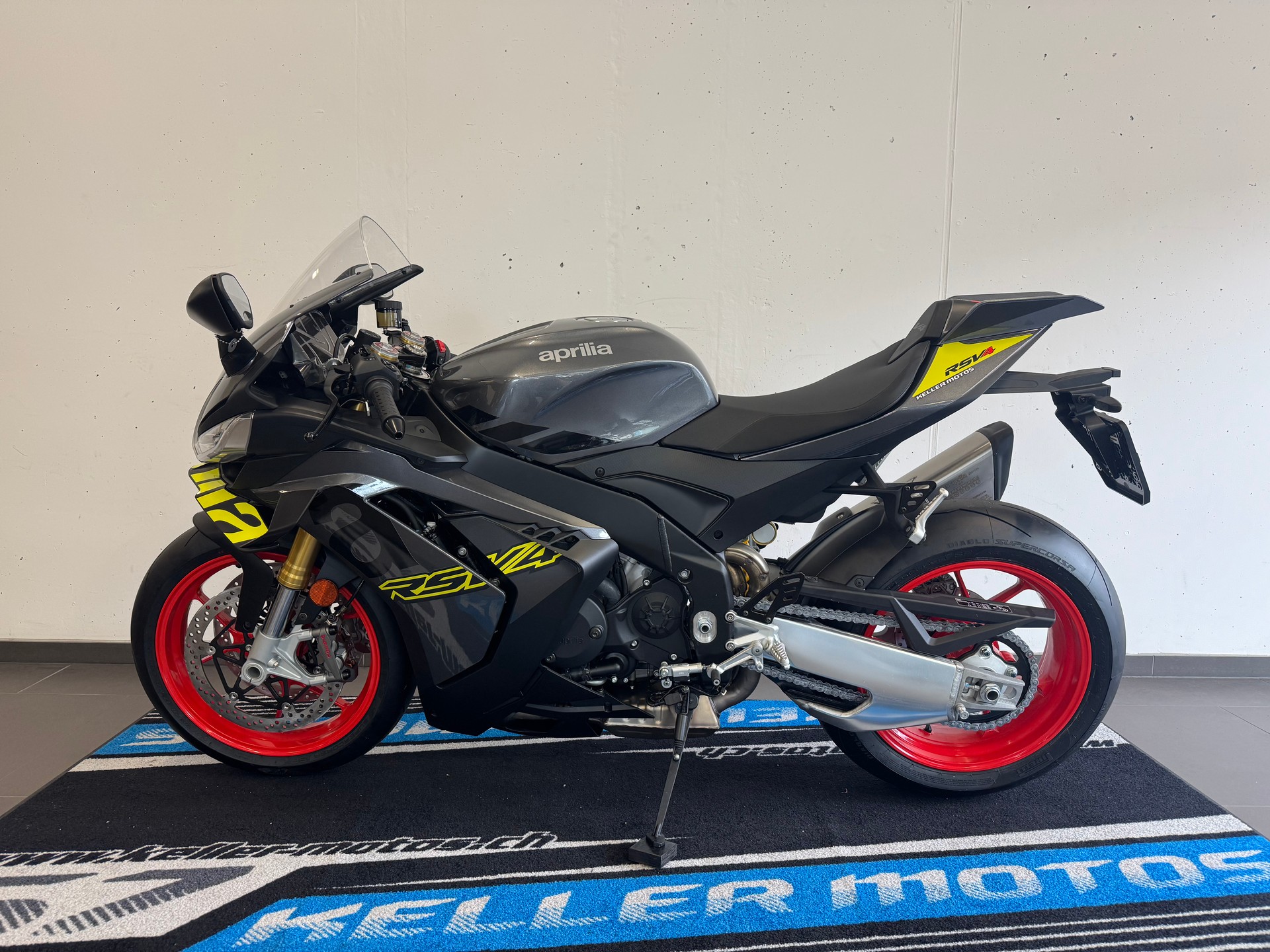 APRILIA RSV4 1100-showroom-element-1