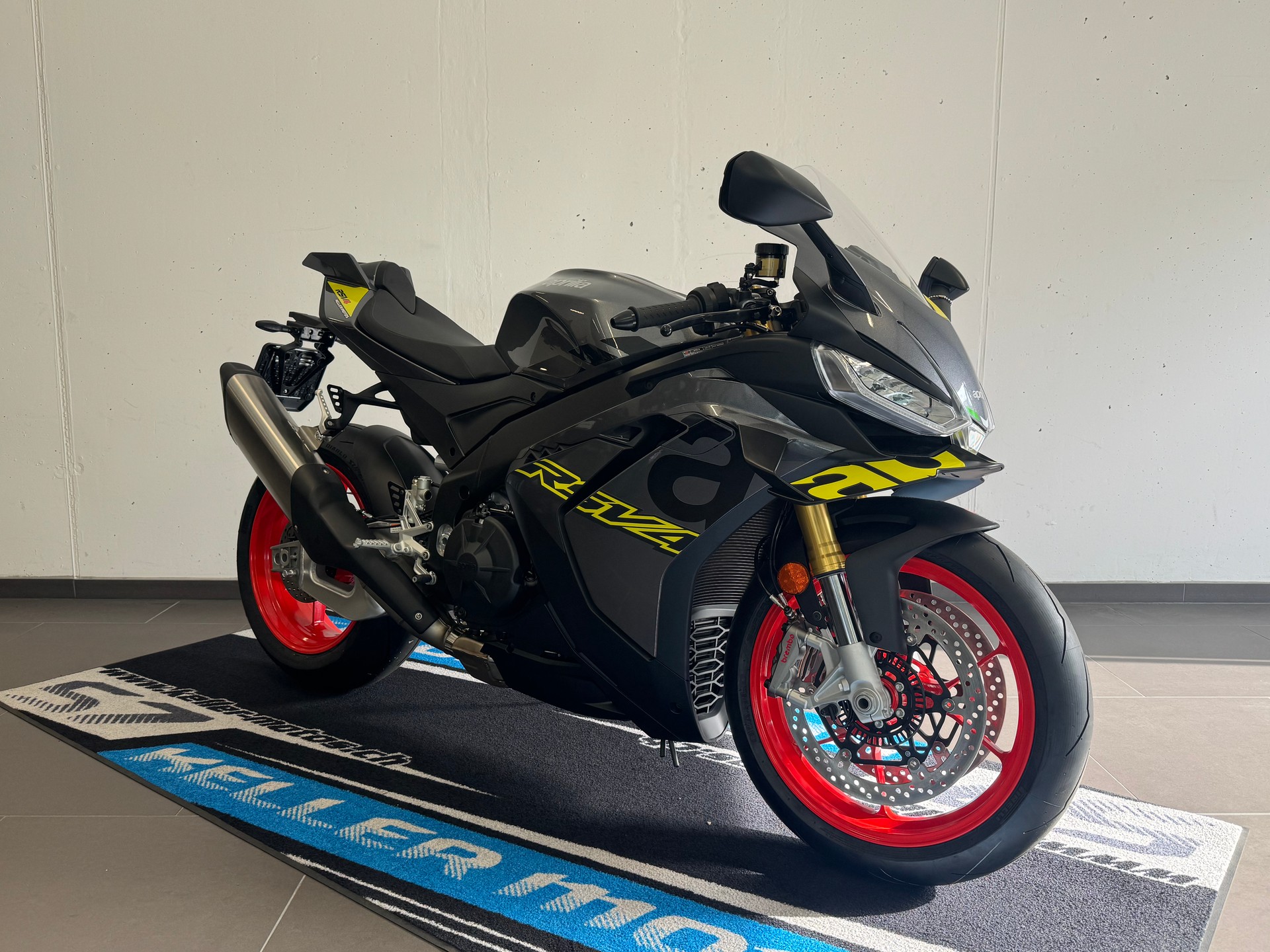 APRILIA RSV4 1100-showroom-element-2