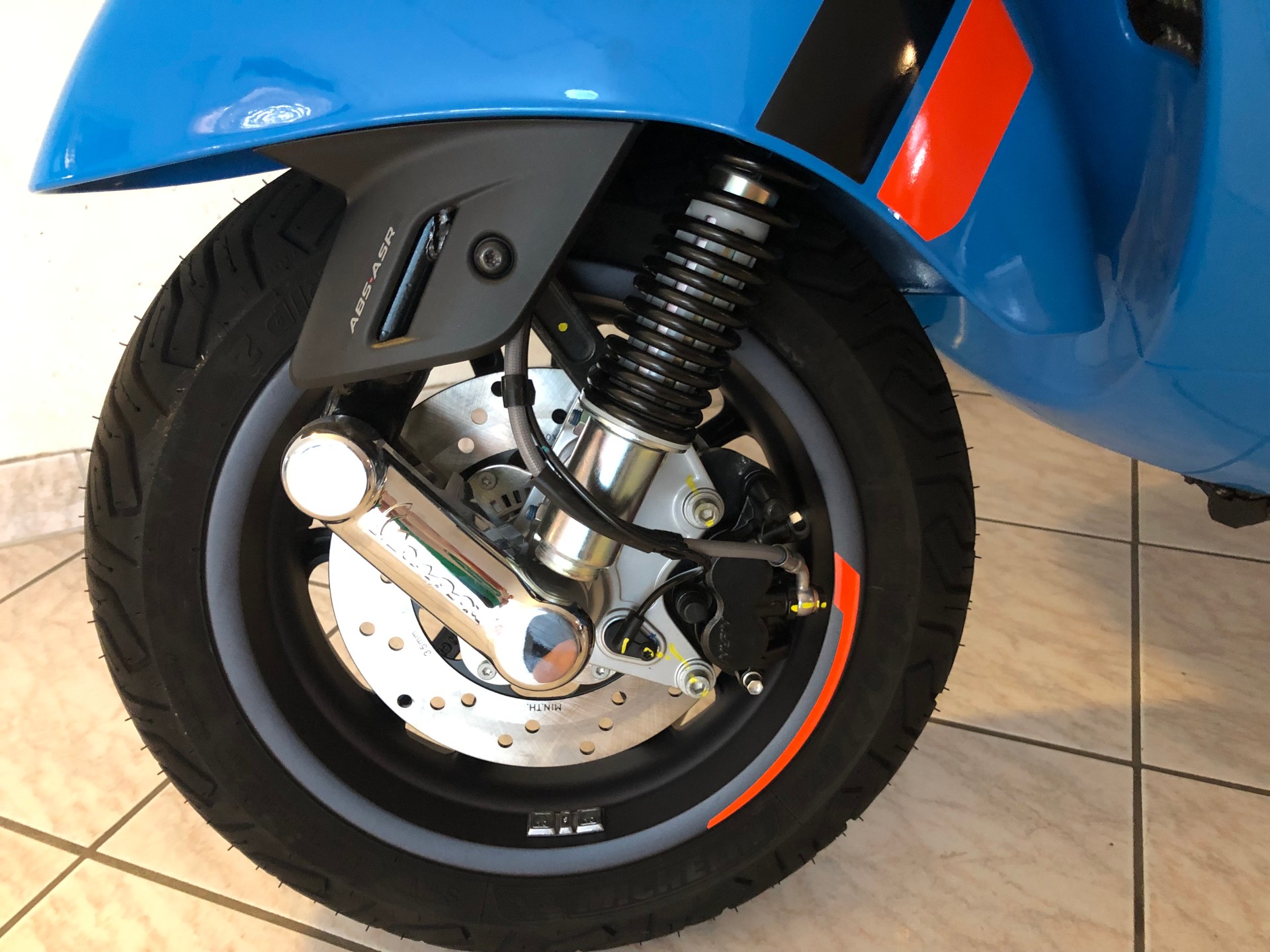 PIAGGIO Vespa GTS 300 Super Sport ABS-image-2