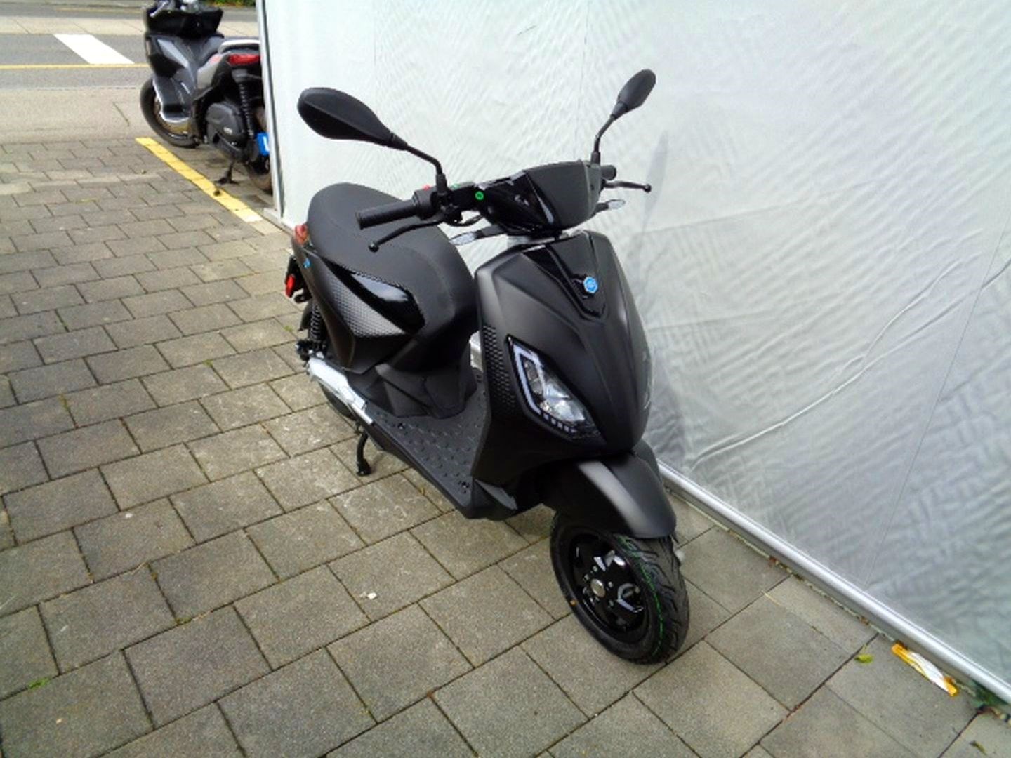 PIAGGIO P1-showroom-element-2