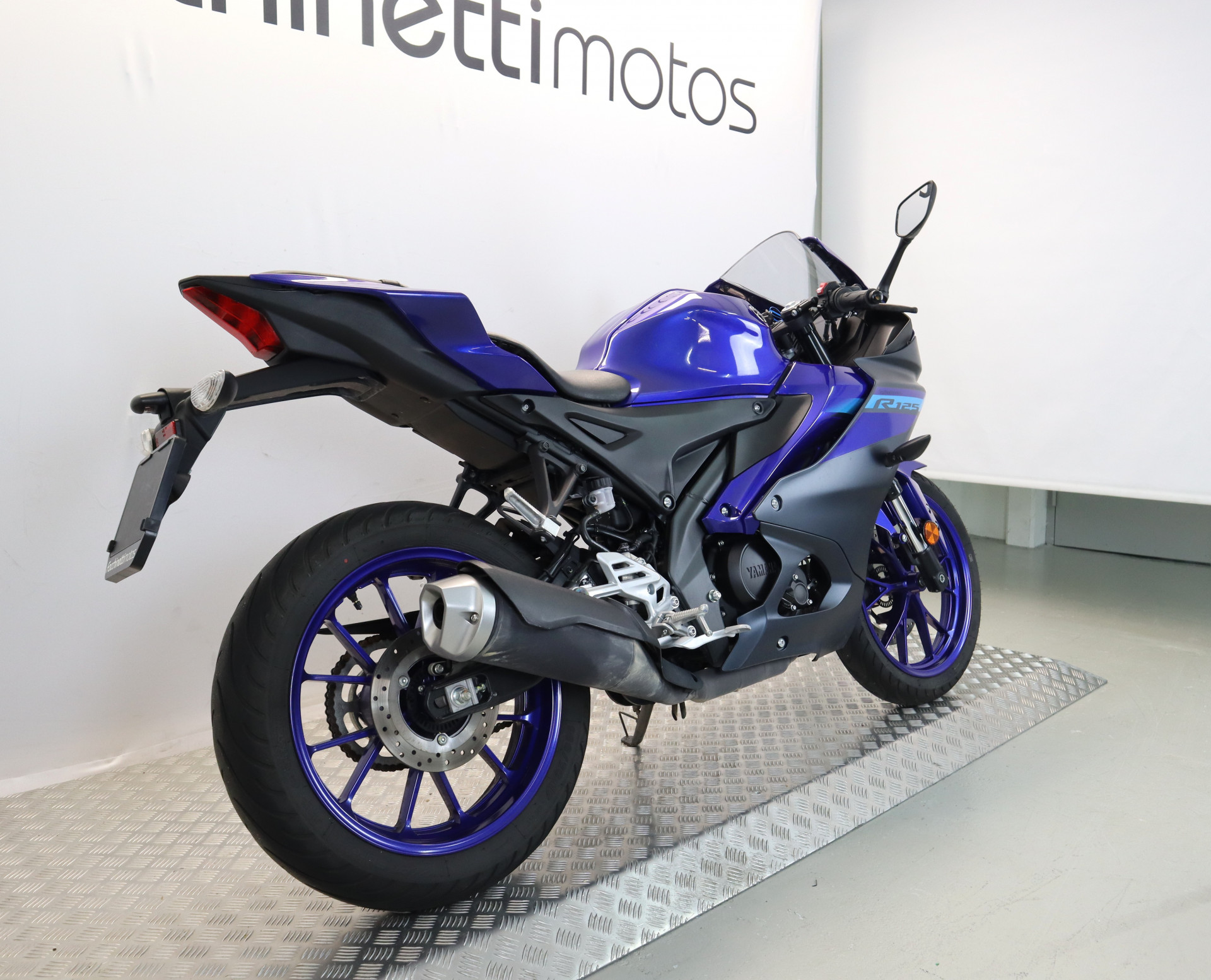 YAMAHA R125-showroom-element-3